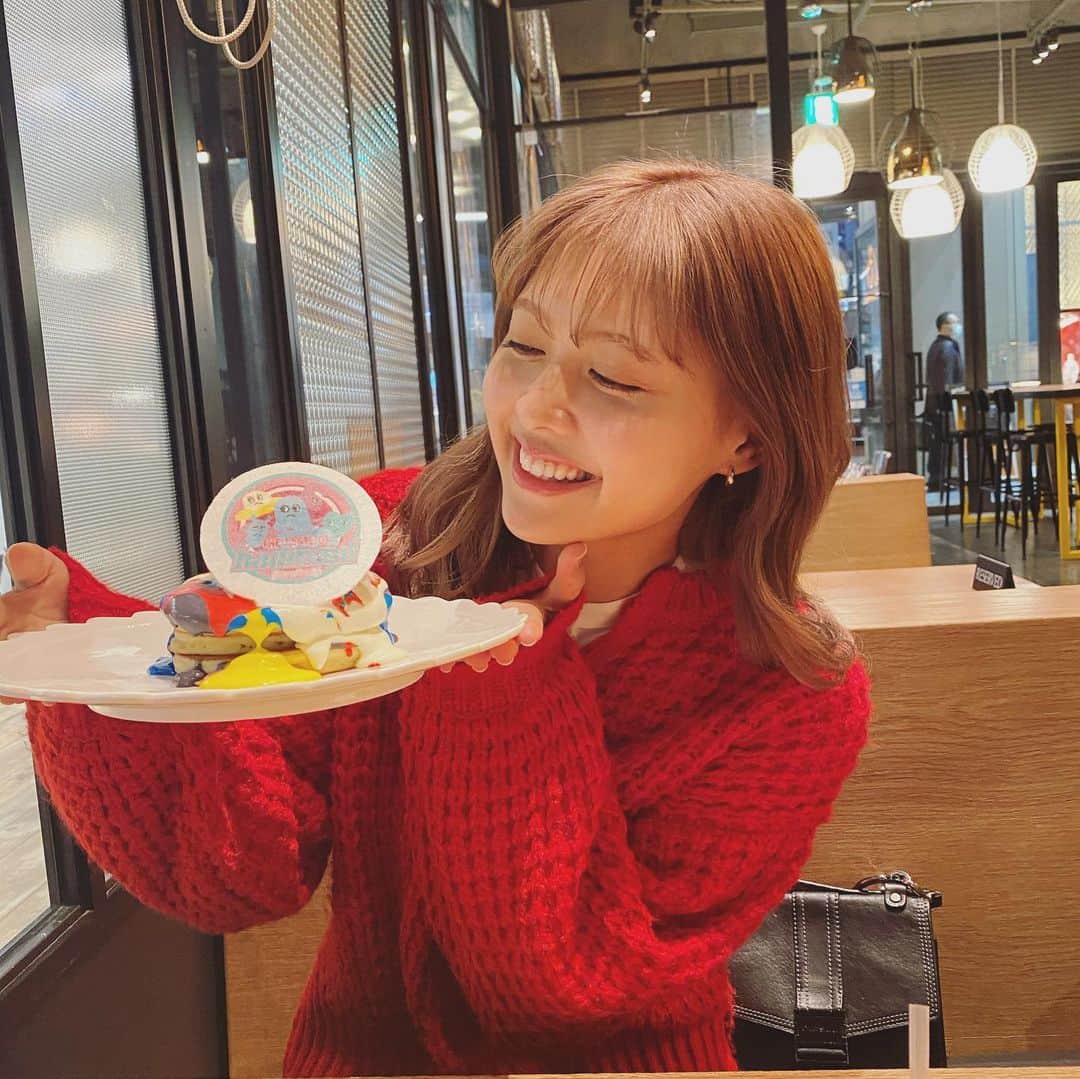 松元絵里花さんのインスタグラム写真 - (松元絵里花Instagram)「* GLORIOUS CHAIN CAFEで とってもかわいいパンケーキを 食べてきました🥞💓 10周年で『BAD MOOD』との コラボパンケーキなんだって♪ すごい映え！！（笑） バターが香るパンケーキに レインボーのクリームチーズソースと 甘酸っぱいアイスクリームが 最高でした🤤🌈 マネージャーさんと半分こしよー！ って言ったのに2/3くらいを 一人で平らげてしまいました🤫（笑） お店の #DIESEL#badmood #erika #gloriouschaincafe」11月24日 20時16分 - matsumoto_erika