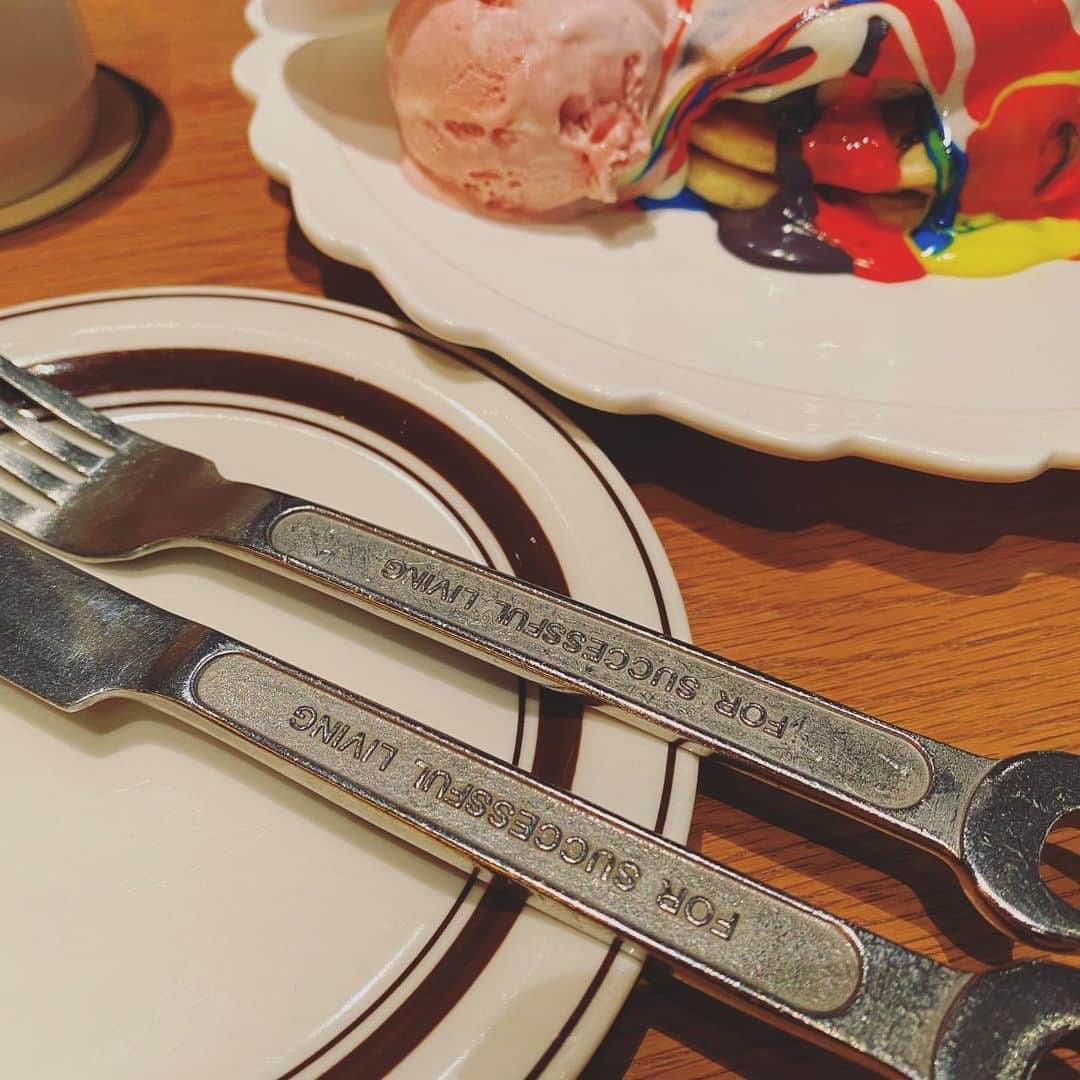 松元絵里花さんのインスタグラム写真 - (松元絵里花Instagram)「* GLORIOUS CHAIN CAFEで とってもかわいいパンケーキを 食べてきました🥞💓 10周年で『BAD MOOD』との コラボパンケーキなんだって♪ すごい映え！！（笑） バターが香るパンケーキに レインボーのクリームチーズソースと 甘酸っぱいアイスクリームが 最高でした🤤🌈 マネージャーさんと半分こしよー！ って言ったのに2/3くらいを 一人で平らげてしまいました🤫（笑） お店の #DIESEL#badmood #erika #gloriouschaincafe」11月24日 20時16分 - matsumoto_erika