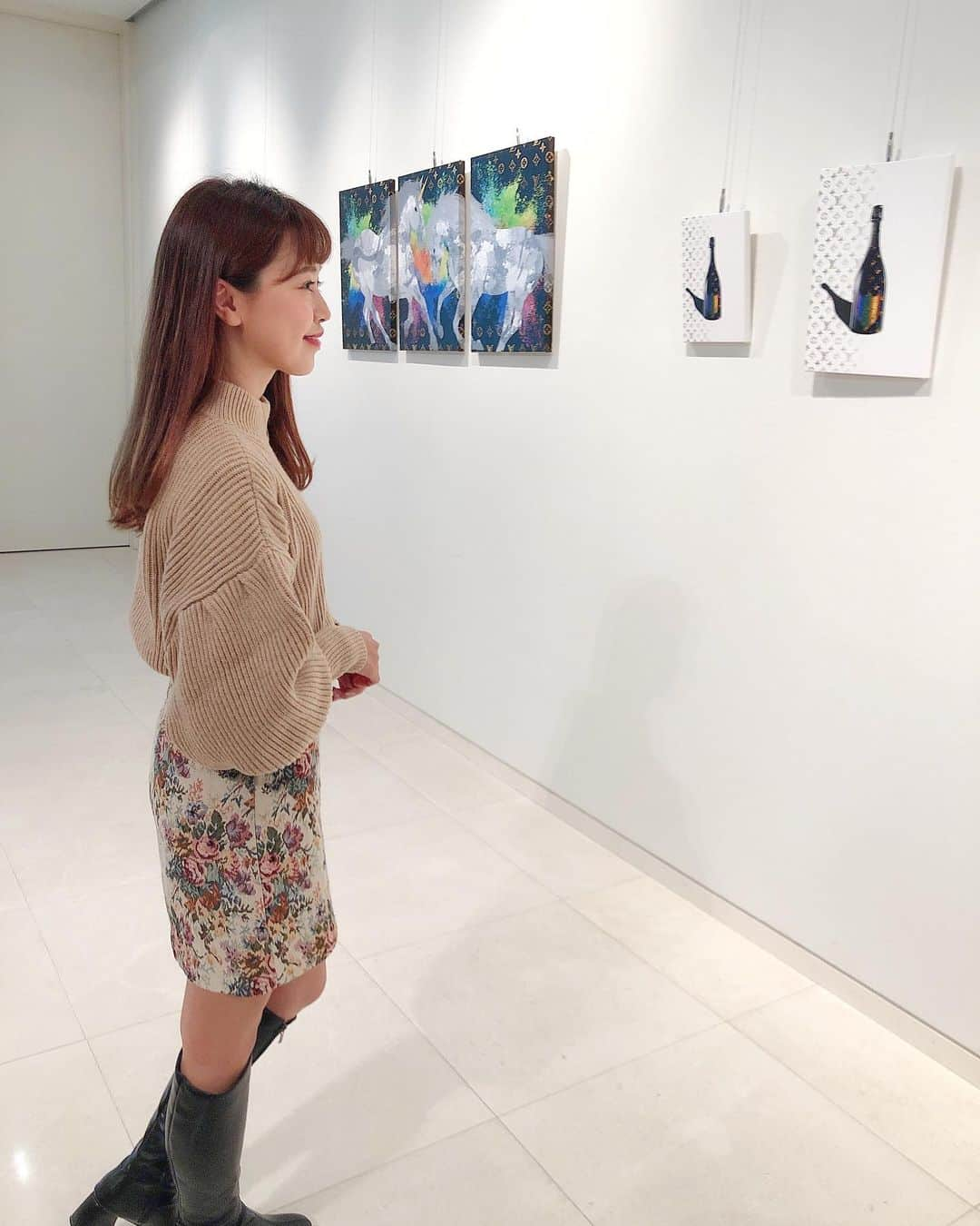 萩原菜乃花さんのインスタグラム写真 - (萩原菜乃花Instagram)「アートレクスの展示会に お招きいただきました☺️  かっこいい作品からかわいい作品まで いろいろな作品が展示されていたよ〜！  お部屋に飾ると一気に雰囲気が変わりそう😳🌸 絵が飾っていそうなおしゃれなお家に住みたいなあ  気になった方はこちらの紹介コードを入力すると10%オフになるのでよろしければ使ってみてね😊  紹介コード【AX34N】  @artrex_official  #直前に前髪切ったらオン眉になった#オン眉#アートレクス#artrex#展示会#美術展#インテリア#絵#現代アート#コンテンポラリーアート#ゴルフ#ゴルフ女子#ゴルフ男子#ゴルフコーデ#ゴルフウェア#スポーツ#スポーツ女子#golf#golfgirl#instagolf#golffashion#golfswing#golfstagram#골프#高尔夫#pr」11月24日 20時17分 - nanoka_hagiwara