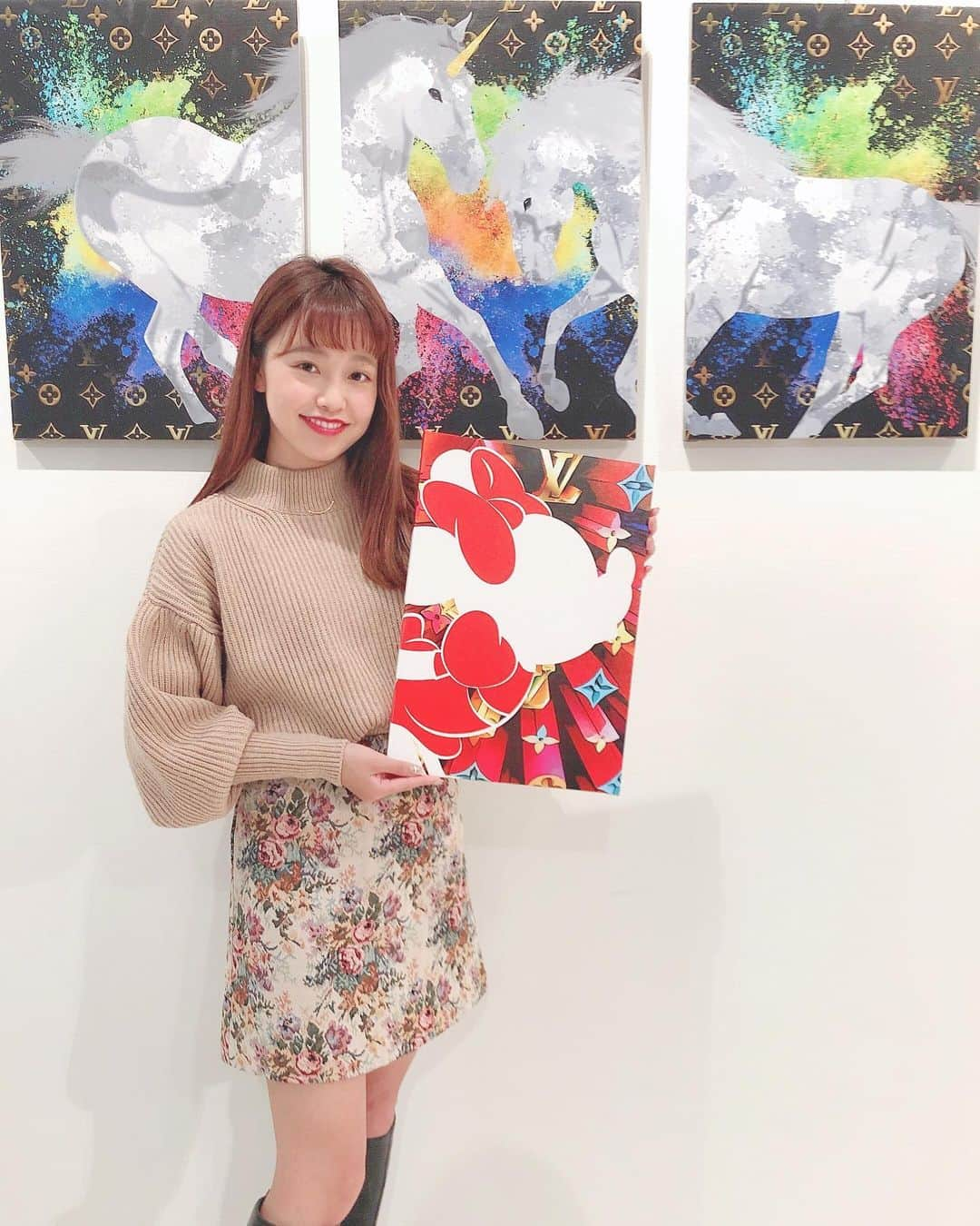 萩原菜乃花さんのインスタグラム写真 - (萩原菜乃花Instagram)「アートレクスの展示会に お招きいただきました☺️  かっこいい作品からかわいい作品まで いろいろな作品が展示されていたよ〜！  お部屋に飾ると一気に雰囲気が変わりそう😳🌸 絵が飾っていそうなおしゃれなお家に住みたいなあ  気になった方はこちらの紹介コードを入力すると10%オフになるのでよろしければ使ってみてね😊  紹介コード【AX34N】  @artrex_official  #直前に前髪切ったらオン眉になった#オン眉#アートレクス#artrex#展示会#美術展#インテリア#絵#現代アート#コンテンポラリーアート#ゴルフ#ゴルフ女子#ゴルフ男子#ゴルフコーデ#ゴルフウェア#スポーツ#スポーツ女子#golf#golfgirl#instagolf#golffashion#golfswing#golfstagram#골프#高尔夫#pr」11月24日 20時17分 - nanoka_hagiwara