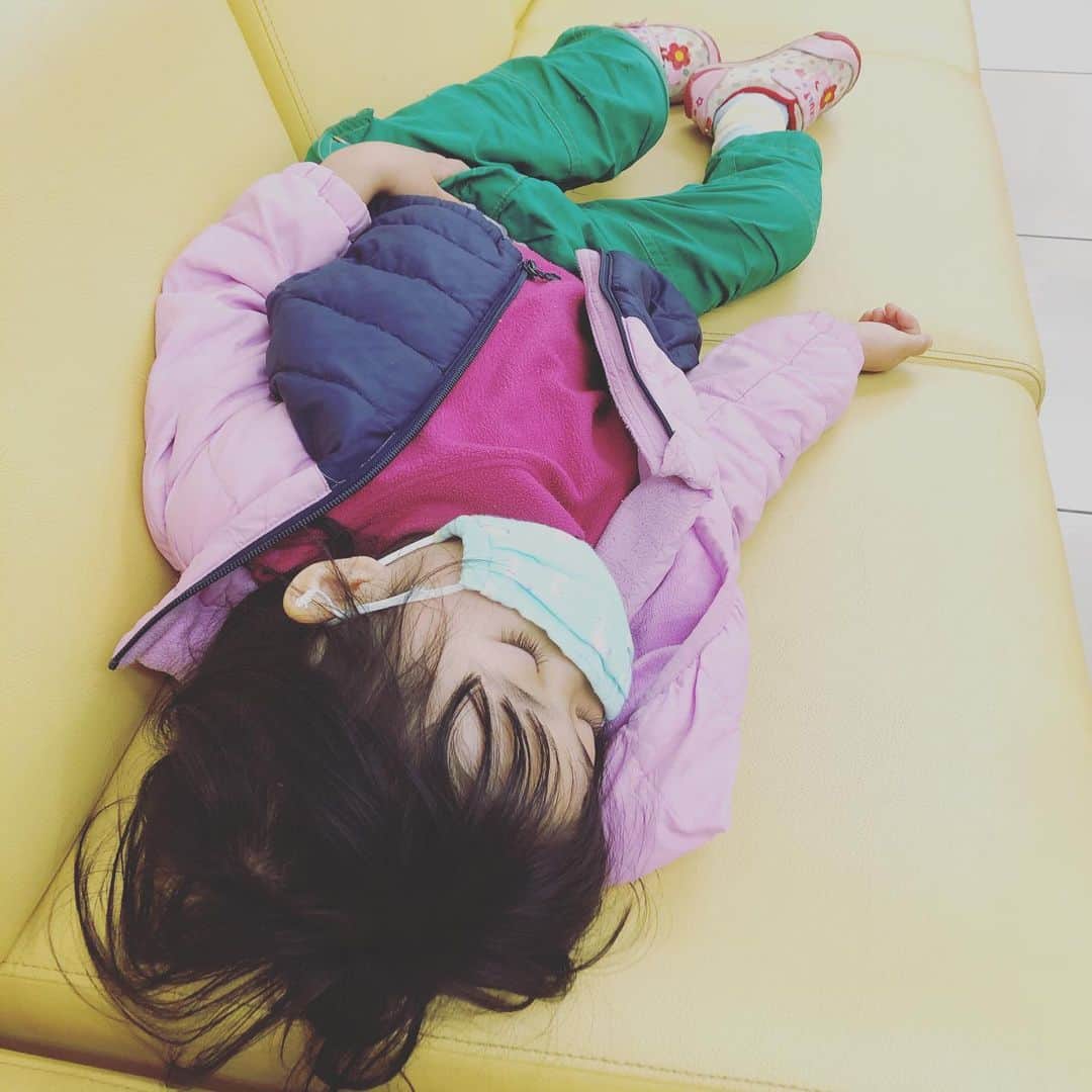 浅川稚広さんのインスタグラム写真 - (浅川稚広Instagram)「#娘が熱出した😵💦 #38度越えの熱  #お腹を痛がっている #腸の動きが活発過ぎる   疲れが出たのかな。。。 とにかく睡眠をしっかり摂る事が一番だそう。 どうやらお腹にウイルスが入り込んだようで、その為に腸の動きが活発過ぎてお腹が痛いようです。 整腸剤と抑制剤を混ぜたお薬を処方して頂きました。  早く治りますように😢。」11月24日 20時17分 - chiffy1110