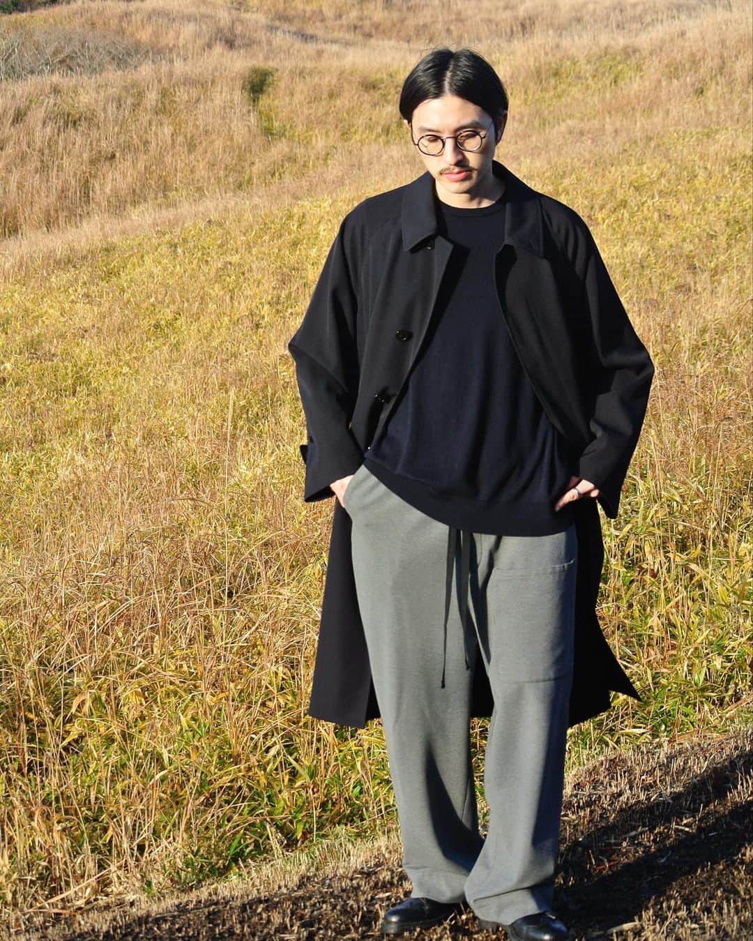 _cody0928_のインスタグラム：「fuu/project   wide pants (Gray)  Instagram黎明期より仲良くしてらもらっていた、　@08.y.sou さんがディレクションしている　@fuu_project 。  そのワイドパンツを、 コートスタイルでコーディネートしてみました。  前回の投稿はタイロッケンを合わせましたが、 今回はステンカラーコートでコーディネートしてます。  ネイビー×グレーの鉄板カラーコーディネートは、 やっぱりしっくりくるし最高ですね。  パンツの生地からくる独特な落ち感がまた洒落てます。  ご予約はこちらから↓ https://fuuproject.thebase.in  tops / #comoli  inner / #uniqlo  bottoms / #fuuproject   fuu/project  ディレクター @08.y.sou が2020AWより始動。現代の都市生活のストレスを無くす為、細やかなサイズ感への気配りと上質で機能的な素材を使用したウェアは後ろ姿までも美しい。創業150年以上の老舗繊維専門商社 瀧定名古屋株式会社 (@takisada_nagoyasec71 )のサポートによる、これからの一着を提案します。」