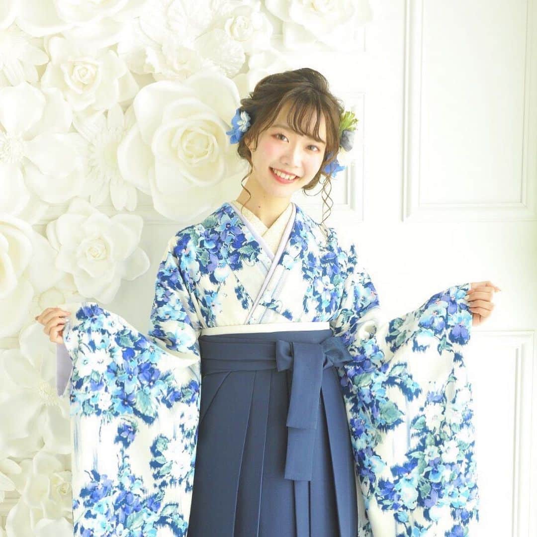 齋藤佳穂のインスタグラム：「SISUIさんから 着物や振袖、はかまのお得なクーポン発行していただきました🥺💞 2枚目をチェック👀✨ @sisui_kimono #SISUI#SISUIはかま #京都 #卒業式 #卒業式袴 #卒業式ヘア #卒業式ヘアセット #ドライフラワー#袴 #袴ヘア #袴ヘアアレンジ #袴レンタル #写真好きな人と繋がりたい」