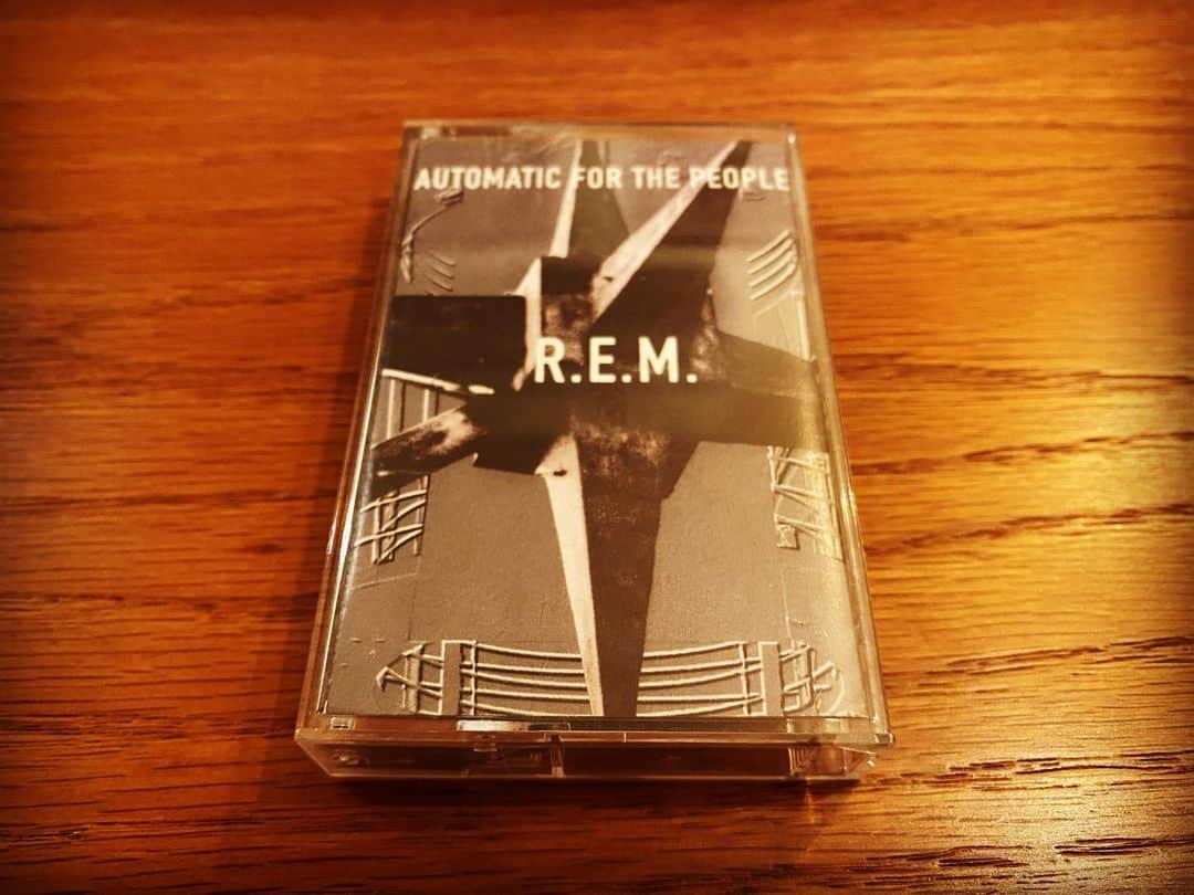 浅田信一のインスタグラム：「カセットでR.E.M.🥃  このアルバム好きだー。 内容もジャケットも最高で泣けるぜ。  22歳の時のトラック配送のバイト思い出すなー。HONDAの工場と下請け工場の往復。ラジカセ積んでずっと聴いてた。  #想い出と共に  #remautomaticforthepeople」