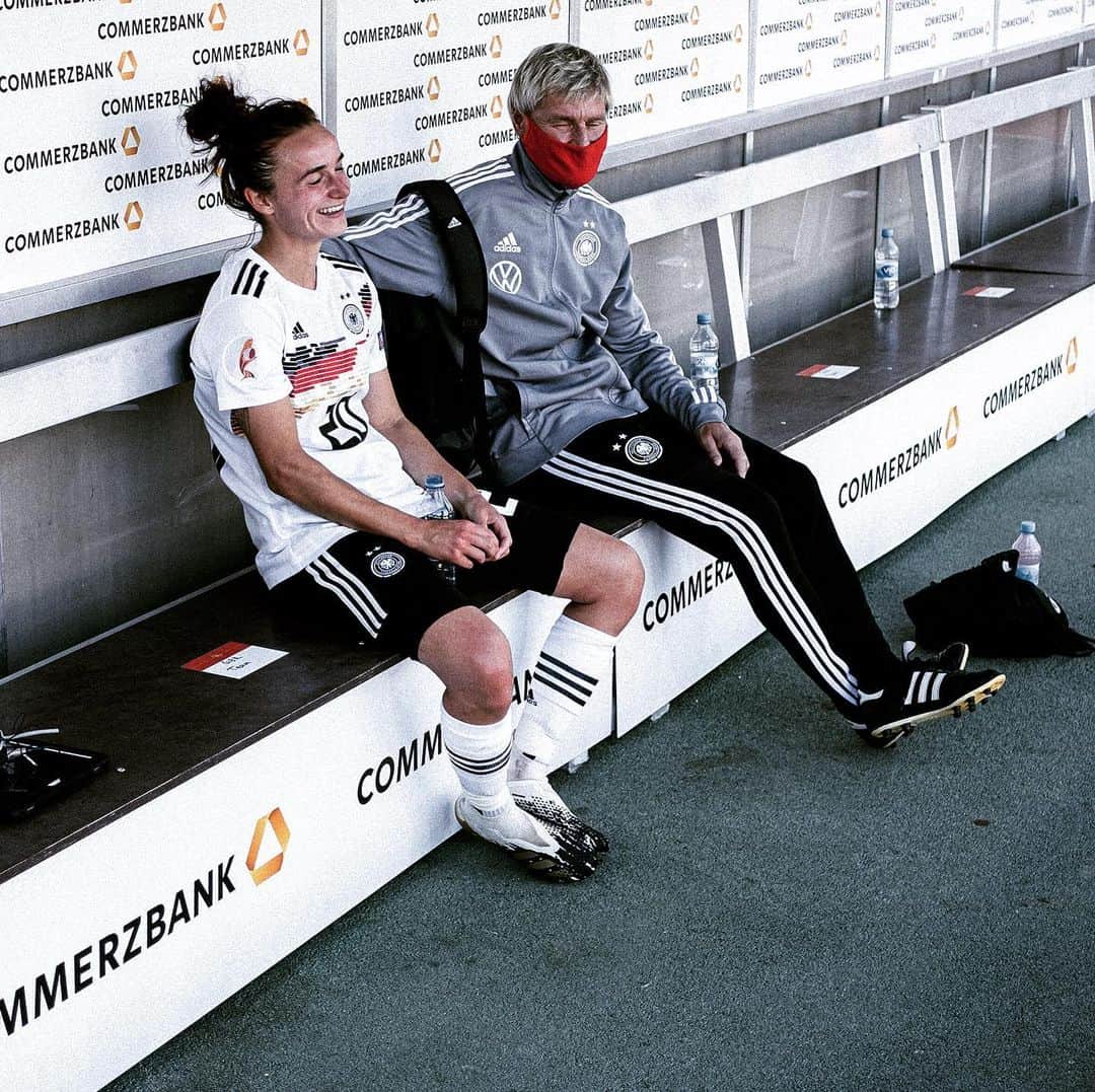 Lina Magullのインスタグラム：「🇩🇪... und es geht schon wieder los 😌 #emqualifikation #dfb #griechenland #irland #leggoooo」