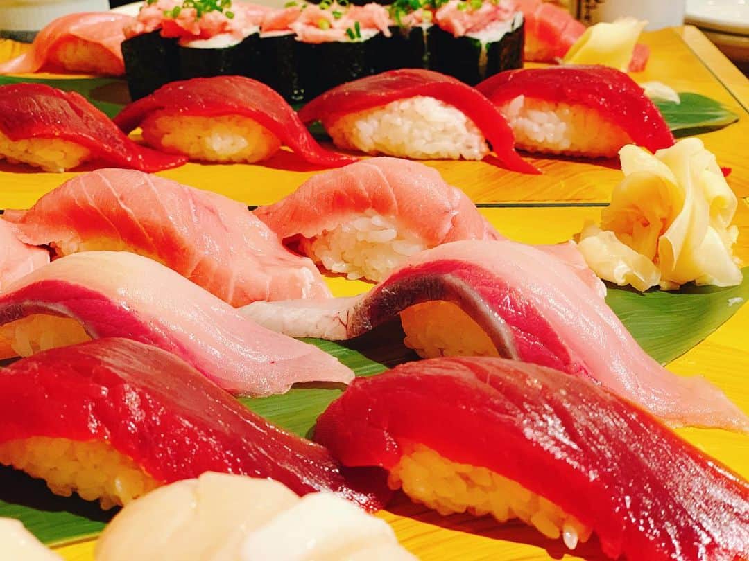 中村愛さんのインスタグラム写真 - (中村愛Instagram)「🍣♡ ・ ・ ・ あぁ幸せの極み❤️✨　 やっぱり #美登利寿司  って最強コスパ‼️  美味しゅうございました。  最後のは #白子の博多焼き  きゃー‼️  #お寿司 #腹パン  1番好きなネタなぁに？ 私は #うずらの卵 ←生ね！あんまりないの😂笑」11月24日 20時20分 - nakamuramura_ai