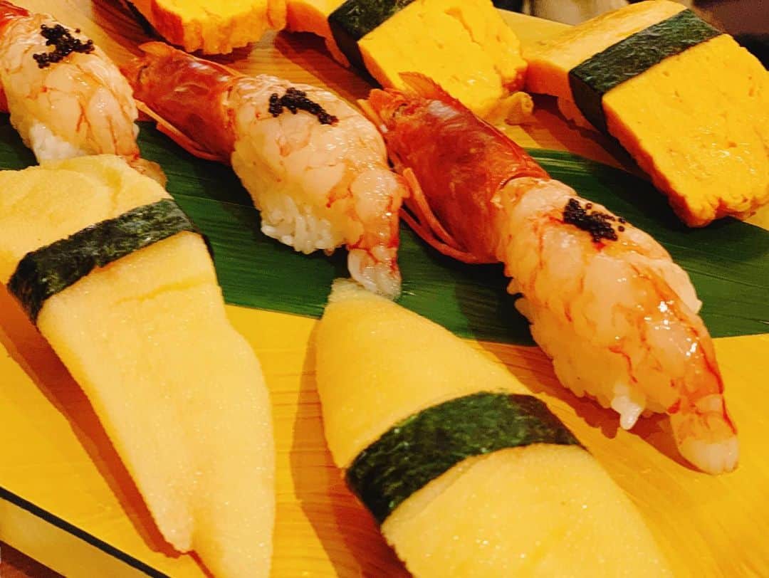 中村愛さんのインスタグラム写真 - (中村愛Instagram)「🍣♡ ・ ・ ・ あぁ幸せの極み❤️✨　 やっぱり #美登利寿司  って最強コスパ‼️  美味しゅうございました。  最後のは #白子の博多焼き  きゃー‼️  #お寿司 #腹パン  1番好きなネタなぁに？ 私は #うずらの卵 ←生ね！あんまりないの😂笑」11月24日 20時20分 - nakamuramura_ai