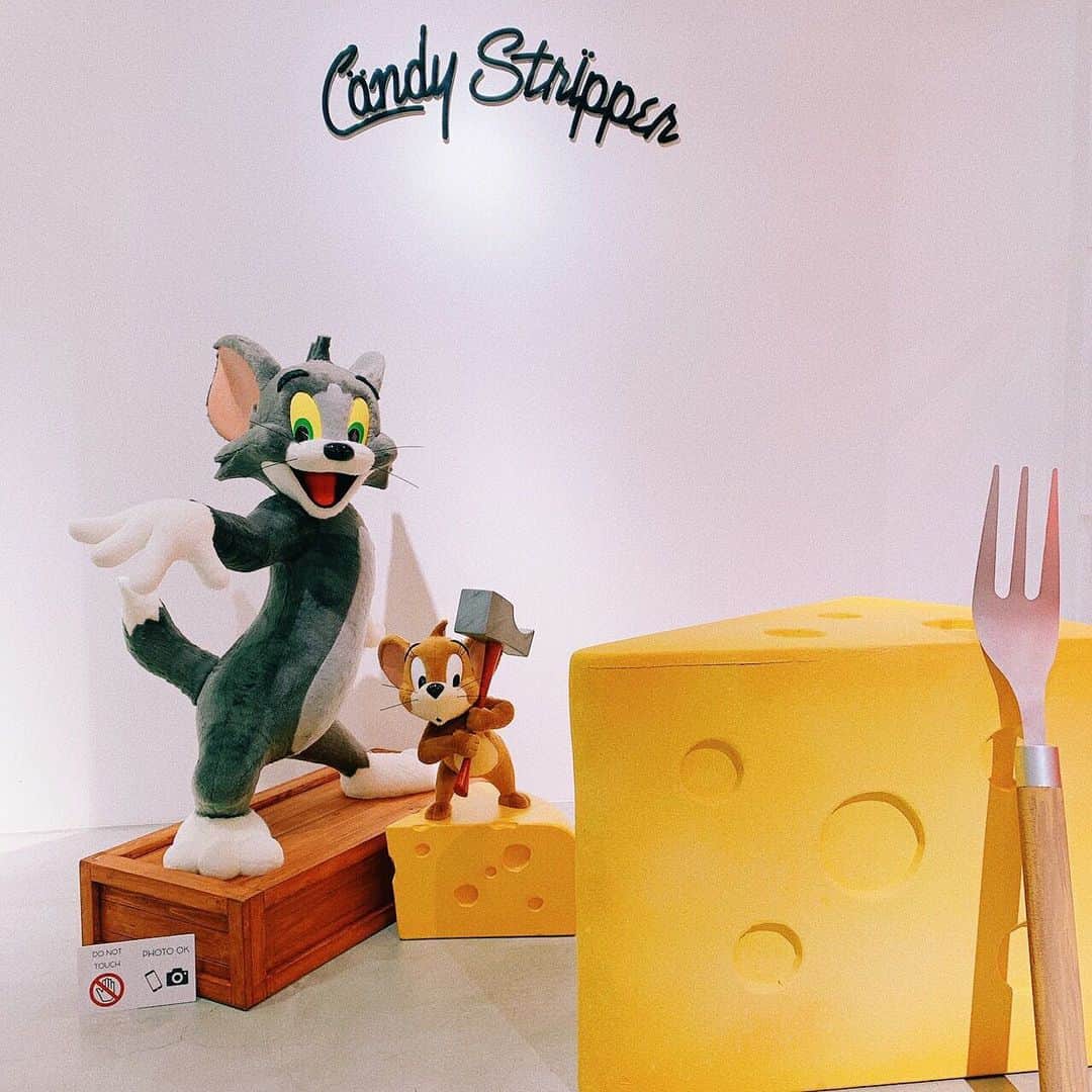 板橋よしえのインスタグラム：「. 渋谷PARCO 1st Anniversary PARTYがありました🎈   発売に先駆けてTOM and JERRY♡Candy Stripperアイテムの初お披露目も🐱🐭🧀🥄  TOM and JERRYのフィギュアとビジュアル撮影のために制作された巨大なチーズ＆フォークと一緒に撮影出来るフォトスポットも作ったよ。 来場者のみなさまに楽しんで頂けてよかったです～🐱🐭🧀🥄 (フルセットはこの日のみで、現在はTOM and JERRYは原宿店、チーズ＆フォークは渋谷店にあります💛) #candystripper  #渋谷PARCO #tomandjerry」