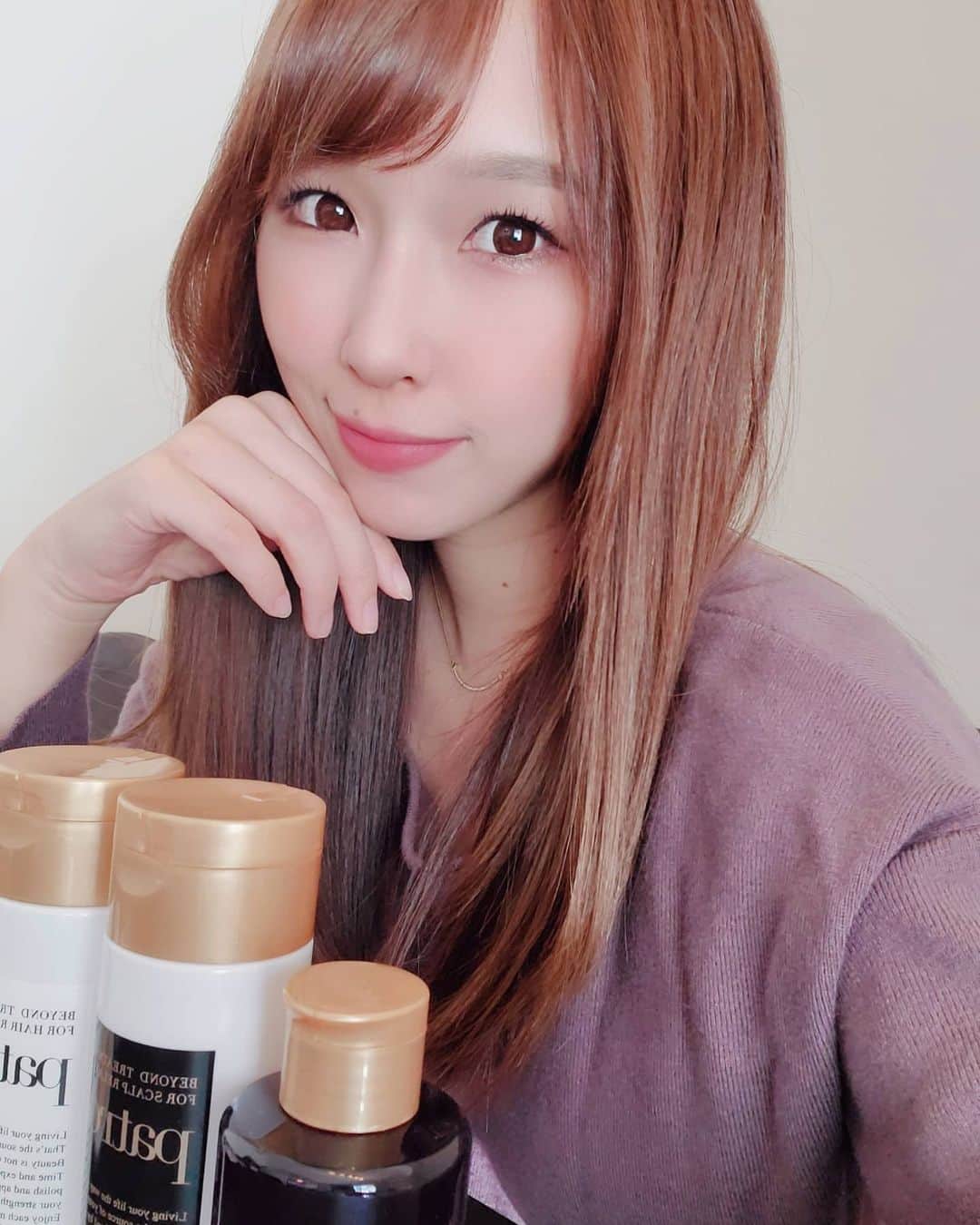 佐藤夏希のインスタグラム：「@patron.tokyo のシャンプー&トリートメントを使ってみたよ❤️ サロン帰りのような仕上がりに🌟 これから魔の産後抜け毛が始まるだろうから今からちゃんと頭皮ケアしとかないと💕  そして何がすごいって香りが 時間と共に３段階に変化するの♡ 上品で大人な香りに虜です😍💗 髪質に悩んでる方はぜひ試してみてね♡ * * * #頭皮ケア #髪質改善 #patron #patrontokyo #男の子#男の子ママ#おやこーで #むすこーで #息子#息子ラブ #2歳#0歳#ママ#3歳差育児 #ママスタグラム#mama#mamastagram #mamanoko #ママリ#成長記録 #2児ママ#兄弟#babyboy #justborn#3歳差兄弟#産後の抜け毛」