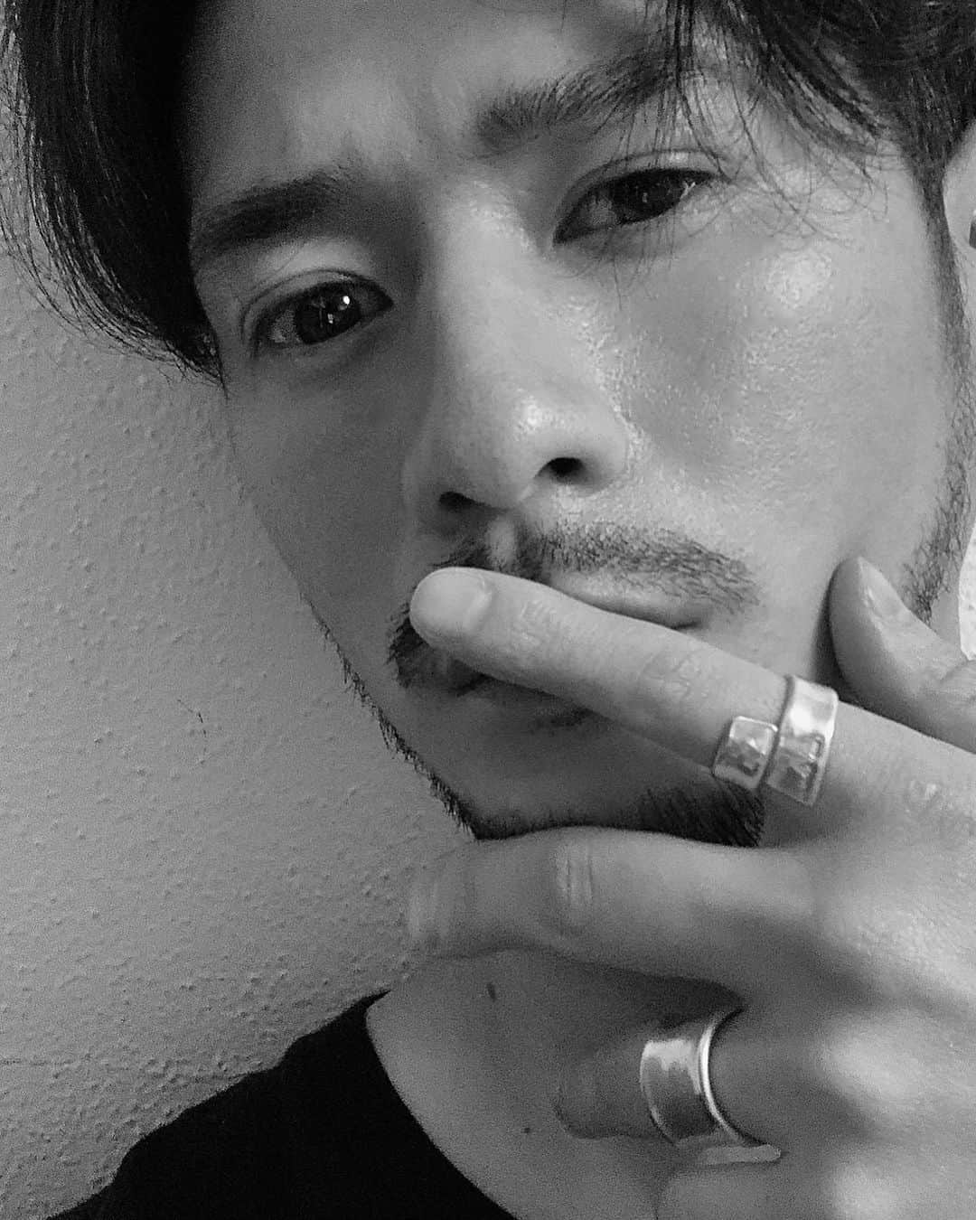 楠ダニエルのインスタグラム：「アクセサリーはずっとお世話になってる﻿ ﻿ @kensscratch  さん ﻿ お店の中に工房があって、﻿ 素敵なアクセサリーが日々生まれております🔨﻿ ﻿ 何年も通ってるけど﻿ 毎回可愛いいから見に行くだけって﻿ 思ってもついつい買ってしまうんです🥸﻿ ﻿ 次に欲しいものも実はチェック済みさ✌️﻿ 自分へのクリスマスプレゼントにしようかな🎄﻿ ﻿ ﻿  ﻿ ﻿ ﻿ #リング#指輪#モデル#作品撮り#シルバーリング#accessory#model#shoot#shooting #フリーモデル#フリーランスモデル #ファッション#モノクロ#fashion #ハーフ#tokyo#japan#asian#male#撮影#ハーフモデル#パラグアイ#ダニエル #シルバー#danny##アパレル#メンズファッション#スナップ#アクセサリー」
