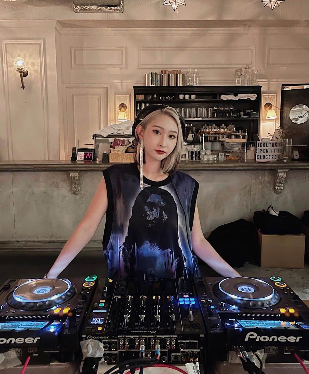 雪琴(YUKI) / DJ YUXIのインスタグラム：「@acuodbychanu のショーのアフターパーティーで DJしました🖤🖤🖤  本当アクオドファミリーは温かくて大好きです😌 @i_chanu_m_acuod お疲れ様ね👏🔥  ずっとやろうとして忘れてたここ最近のDJ ハイライト残したのでみんなみてね🤣💞笑笑  #acuodbychanu #acuod」