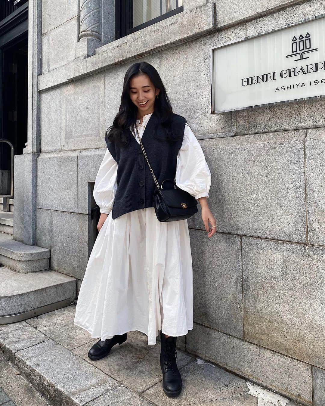 のインスタグラム：「ふんわりシャツワンピにニットベストを合わせたよ♡  だいすきなモノトーンコーデでした。  ﻿ ﻿  knit / @enfold_official  dress / @meri.onlinestore  shoes / @zara  bag / @chanelofficial   ﻿ ﻿  #コーデ部#コーデ日記#162cmコーデ#enfold#ニットベスト#ワンピース#シャツワンピ#ミーリー#meri#レースアップブーツ#ニットベストコーデ#エンフォルド」