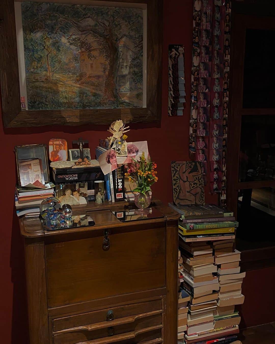 Inka Williamsさんのインスタグラム写真 - (Inka WilliamsInstagram)「Mum’s room 🧡🧡🧡 my art on that first pic tho 🤣」11月24日 20時27分 - inkawilliams