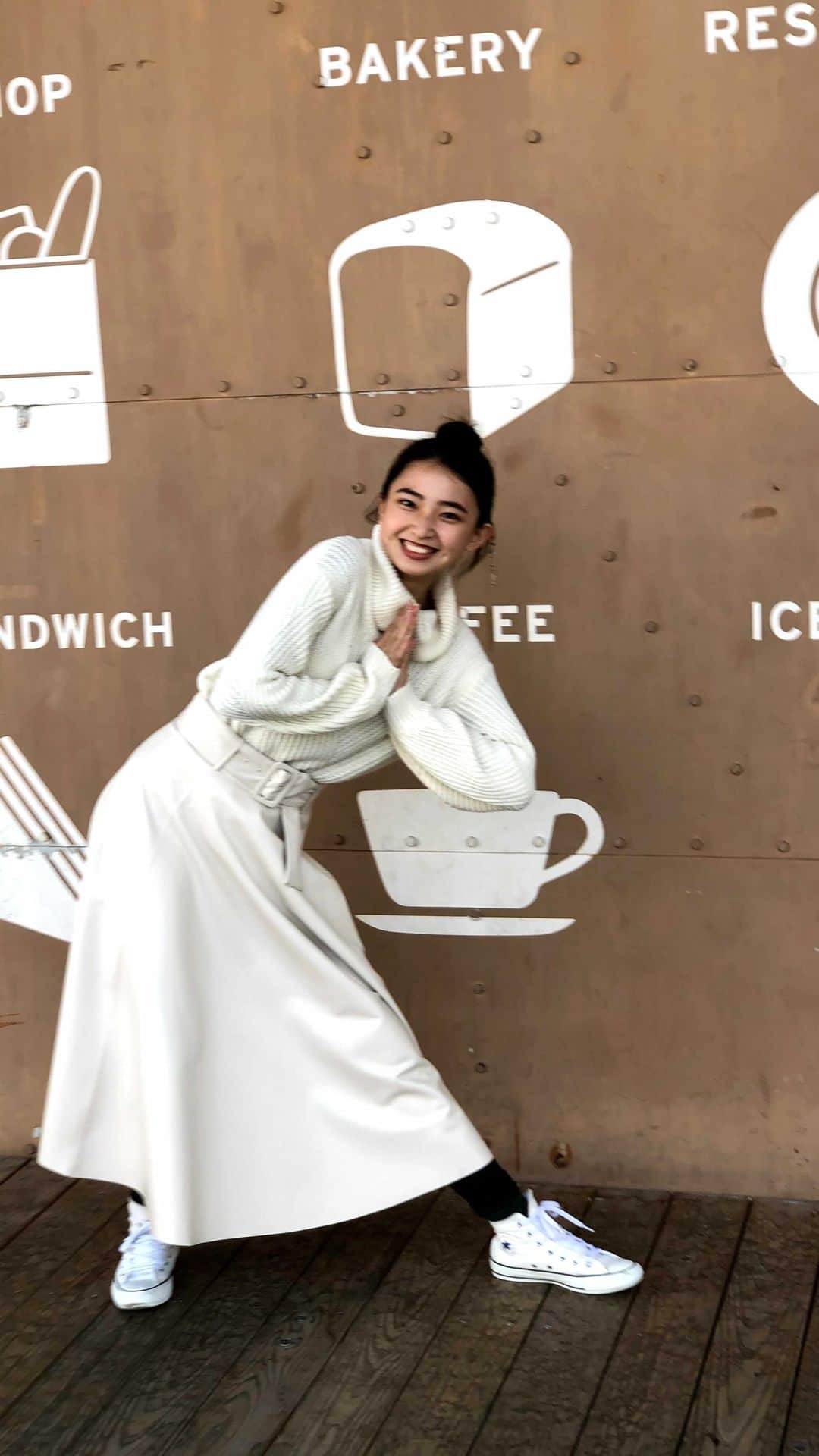 𝐊𝐚𝐤𝐢𝐠𝐢𝐅𝐮𝐤𝐚のインスタグラム：「尾道U2で撮影したときの🌞🍂 ． 赤レンガ倉庫とハーバーランドのハーフでした🚢🖤 ． マスクマスクの毎日やけど ヘアアレンジ楽しめば気分はルンルン✌🏼 ． この日はお団子の気分だったのだ💭🥱」