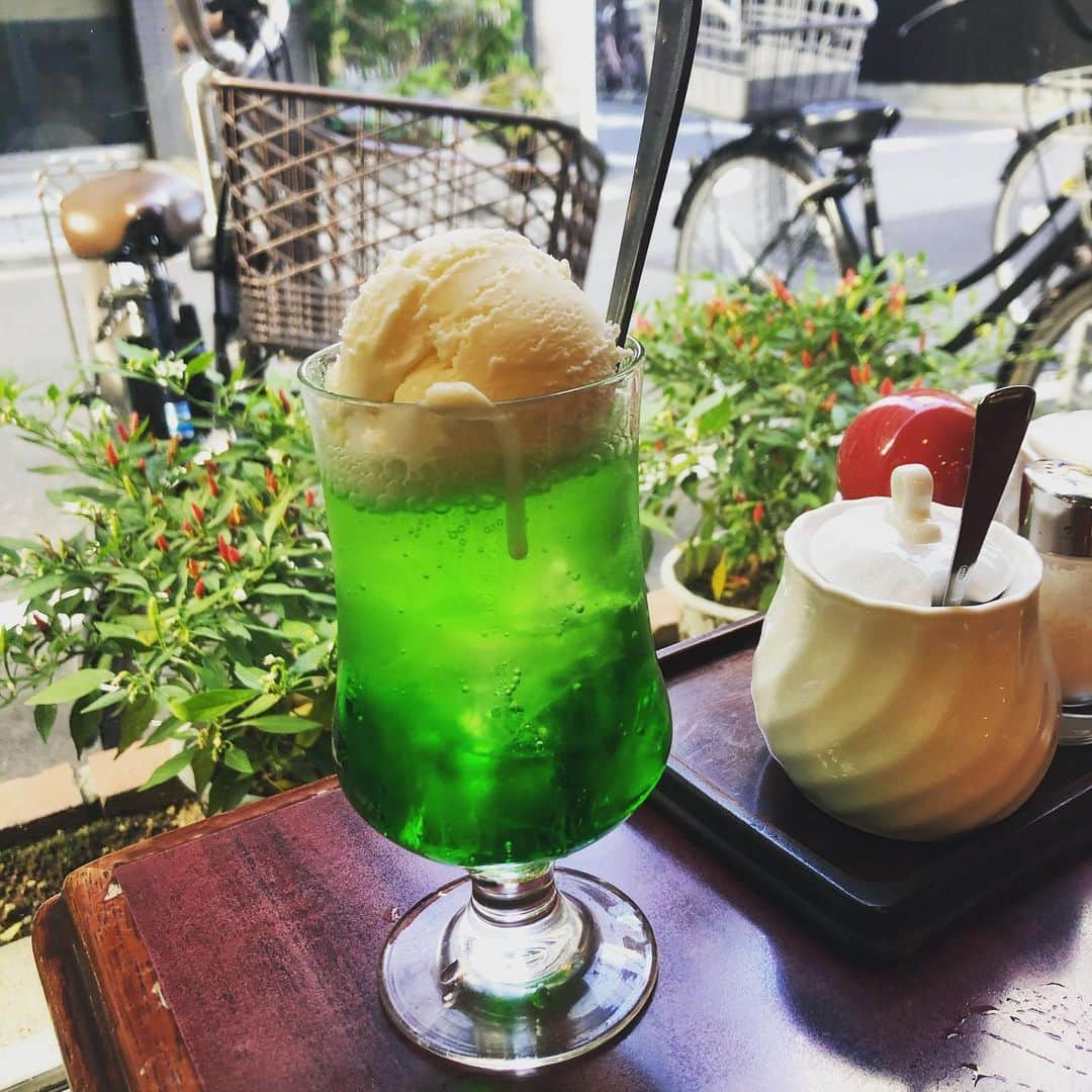 RUUNAのインスタグラム：「. . 喫茶店のクリームソーダ好き。 . . #creamsoda #melonsoda #cafe #green #icecream #vanilla  #tokyo #japan #喫茶店 #クリームソーダ  #メロンソーダ #バニラアイス」