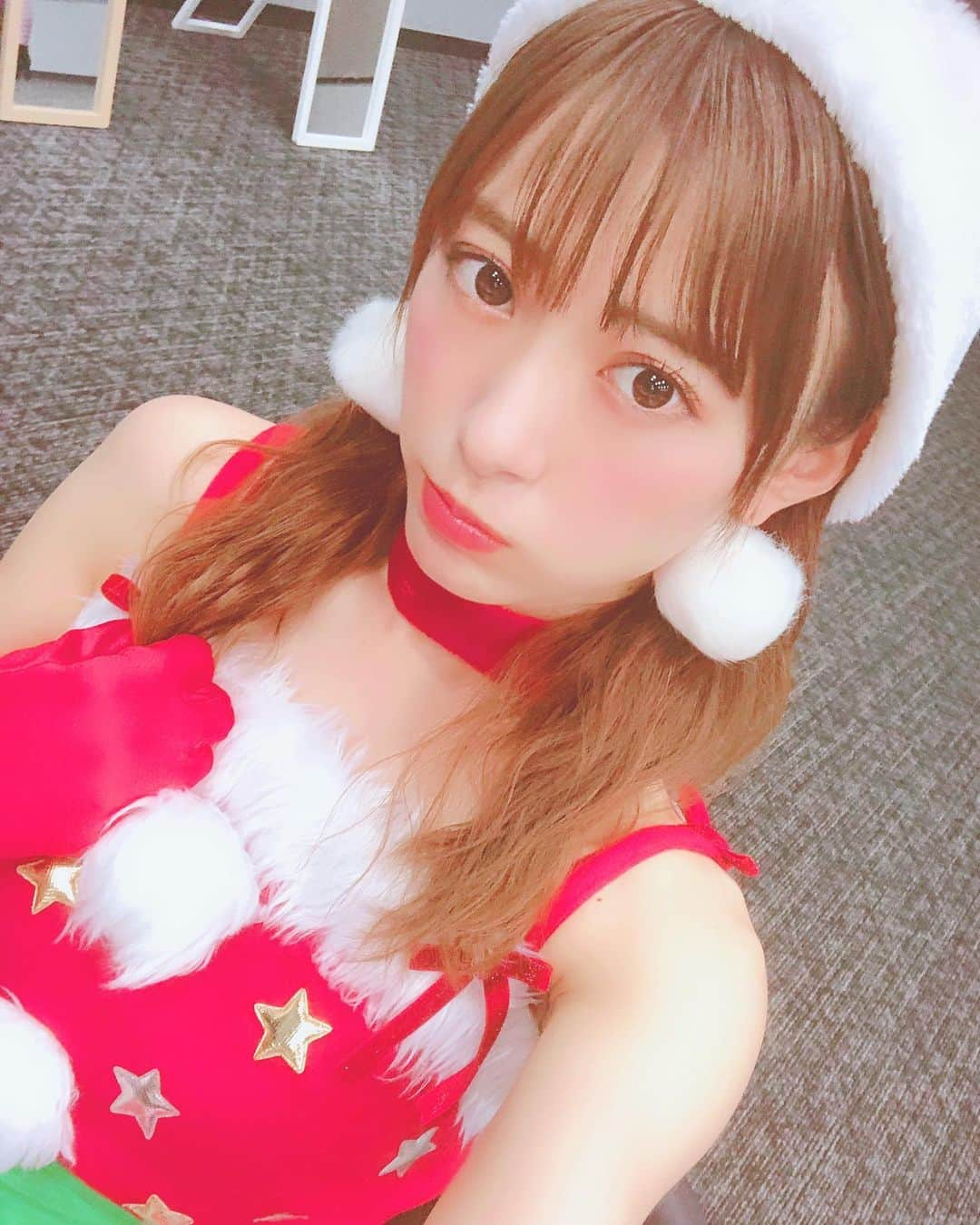 生田衣梨奈さんのインスタグラム写真 - (生田衣梨奈Instagram)「♥サンタさん♥﻿ ﻿ クリスマス皆さんはなにをしますか？？﻿ ﻿ もーきまってますか？？﻿ えりは多分仕事です♥笑﻿ ﻿ ﻿ これが最高のリア充だと思ってます♥﻿ 仕事なんかありますか？﻿ ﻿ 最近した仕事は。。。﻿ 掃除と洗濯ですね！！！！！！笑笑﻿ ﻿ コスプレという﻿ えりサンタさんからのプレゼントでした笑﻿ ﻿ ﻿ #morningmusume20 #モーニング娘20﻿ #helloproject  #顔面国宝﻿ #えりぽんかわいい #アイドル﻿ 存在が #インスタ映え #かわいい﻿ #Love #beauty﻿ #followme #makeup﻿ #Instagram #生田衣梨奈のVSゴルフ﻿ #메이크업 #얼스타그램﻿ #ig_Japan #팔로미﻿ #フォロー歓迎 #ootd﻿ #サンタ  #christmas﻿ #ELEYVSGOLF  #fashion﻿ #いいね #写真﻿ #IDOL #골프﻿ #SELFIE #셀카」11月24日 20時33分 - erina_ikuta.official