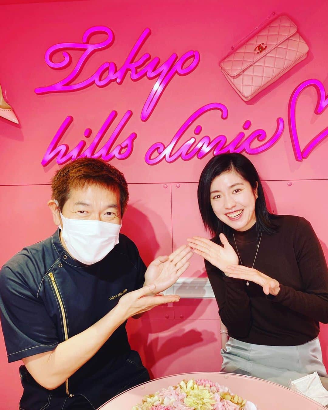 栗原文音のインスタグラム：「@tokyo_hills_clinic に行ってきましたー🥺 やっと行けたー💦 お肌がもうボロボロです。笑 最近空気も乾燥していて、加湿器つけてるけどそれでもお肌は間に合いません。 カウンセリングもしてもらって、自分に合ったプランやアドバイスをしていただきました😊🙌🙌 終わった後のお肌は潤い最高✨ 毎日自分でもこんだけできたらいいのになと。 定期的にしっかり通って、ボロボロのお肌を元気にします！！ @tokyo_hills_clinic いつもありがとうございましす🙇‍♀️ #tokyohillsclinic #東京ヒルズクリニック#ピーリング#美肌トリートメント#乾燥肌#潤い#もちもちお肌」