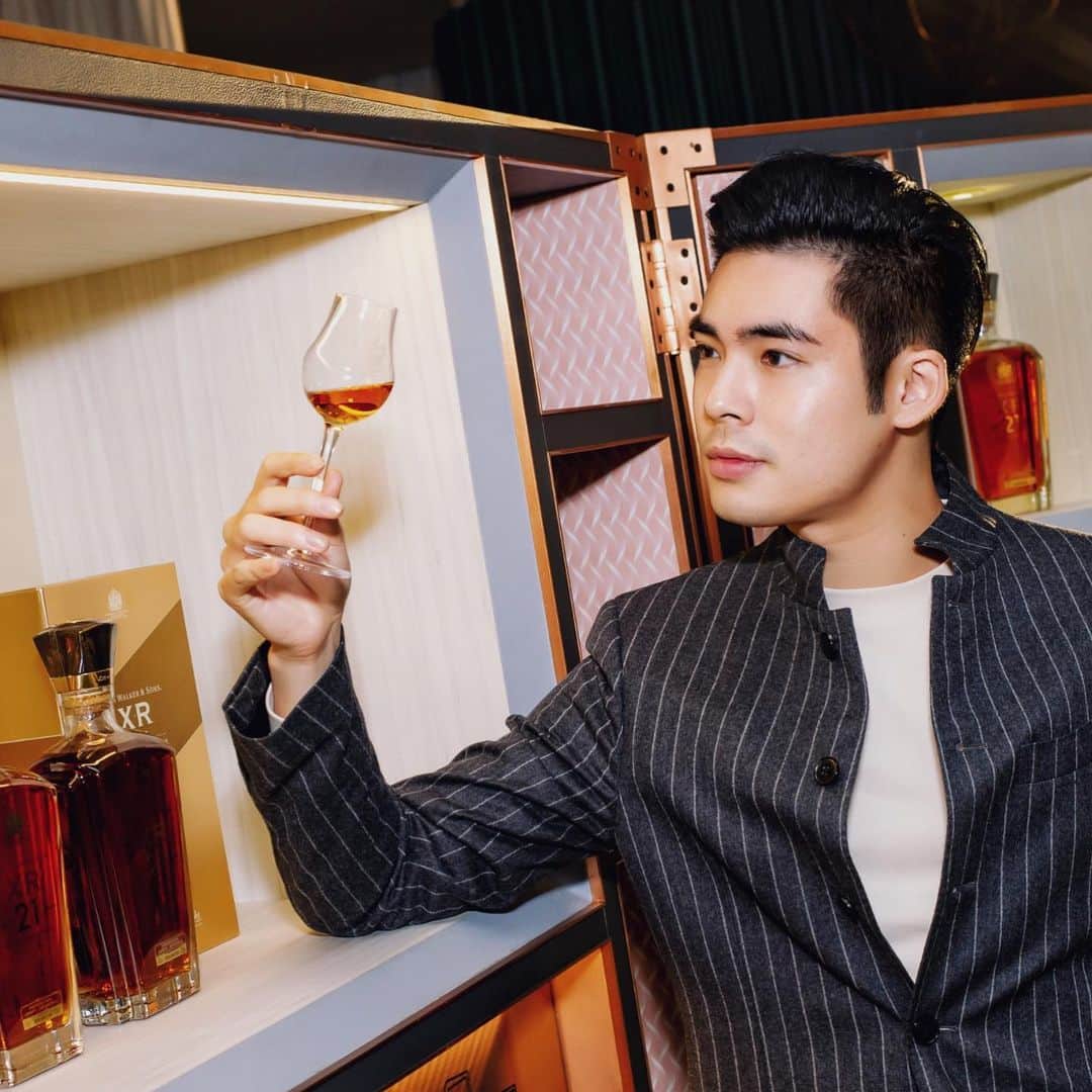 Christoffer Chengのインスタグラム：「Having a moment with my glass of John Walker & Sons XR 21 whisky, gotta add that to my whisky selection to be ready for all the upcoming big festive meals 🤤🤤 @johnniewalkerhkmo #xr21 #johnniewalkerhkmo」