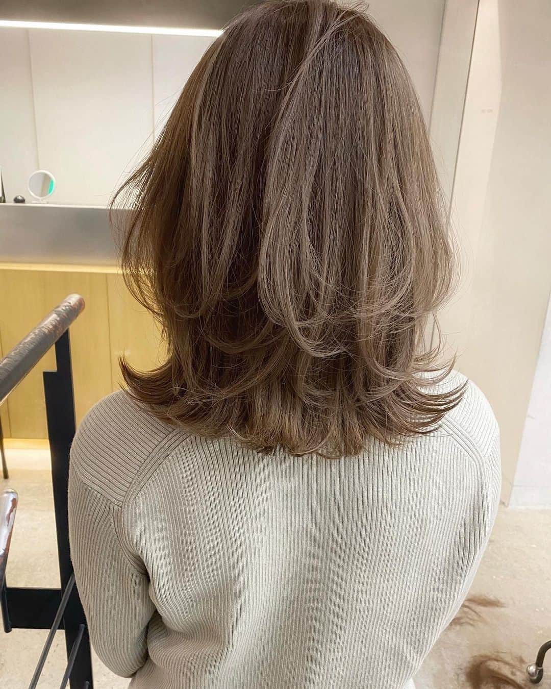 木村一平さんのインスタグラム写真 - (木村一平Instagram)「バッサリ。え、、同じ人？  今回の投稿も是非ヘアチェンジの参考にしてみて下さい。  今回のカラーは、、 camel● Baby skin●新色！ ivory●新色！ の3色mix。  今回のお客様はブリーチ毛なので、ここまでベースの髪色が明るくない方は、 #シークレットハイライト　を入れると、より鮮やかで透明感のあるカラーにする事ができます＊  新色のベビースキンは、赤ちゃんの肌のようなピンクがかった透明感のある色味です＊ ベビースキンはペールトーンなので、ベースの色が明るい方で、、アッシュっぽくなりすぎたくない！ って方におすすめです＊  伸び切った髪を、、 バッサリと鎖骨あたりの長さに切って、 ゆったりとしたレイヤーカットにしています。  切りたてなのに、、 切った感じがなく、  "その人に馴染む。"  バッサリはそれが大切。  レイヤーは、得意な人に切ってもらって下さい。 シルエットや毛量のバランスがかなり大事ですよ✨  今回の投稿も参考になったという方は、是非 "いいね！"ボタンをお願いします＊ 今後の投稿の参考にさせて頂きます。  【保存機能】を使うと見直すのに便利のでご活用下さい＊  こんなのが知りたい、、 こんなのが見てみたい、、 など投稿リクエストや ご質問はコメントまで✂︎  【木村一平の御予約について】 ▶︎プロフィールのURLからWEB予約でお願い致します＊WEB予約が×の場合でもお電話頂ければ、サロン状況によっておとりできる場合もありますので一度お電話下さい◎  ▶︎DMからの予約はおとりしておりませんので、ご了承下さい。。  @kimuraippei  @waystokyo  #キムラ髪#헤어컬러 #ミディアムレイヤー#レイヤーカット#外ハネミディアム #外ハネ#バッサリ#バッサリカット#ロブヘア#外ハネボブ」11月24日 20時36分 - kimuraippei