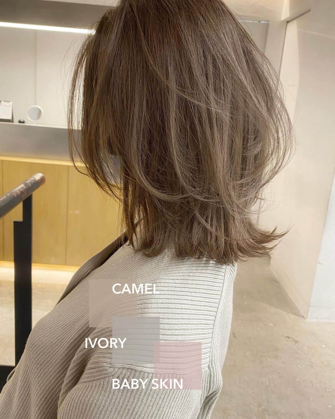 木村一平さんのインスタグラム写真 - (木村一平Instagram)「バッサリ。え、、同じ人？  今回の投稿も是非ヘアチェンジの参考にしてみて下さい。  今回のカラーは、、 camel● Baby skin●新色！ ivory●新色！ の3色mix。  今回のお客様はブリーチ毛なので、ここまでベースの髪色が明るくない方は、 #シークレットハイライト　を入れると、より鮮やかで透明感のあるカラーにする事ができます＊  新色のベビースキンは、赤ちゃんの肌のようなピンクがかった透明感のある色味です＊ ベビースキンはペールトーンなので、ベースの色が明るい方で、、アッシュっぽくなりすぎたくない！ って方におすすめです＊  伸び切った髪を、、 バッサリと鎖骨あたりの長さに切って、 ゆったりとしたレイヤーカットにしています。  切りたてなのに、、 切った感じがなく、  "その人に馴染む。"  バッサリはそれが大切。  レイヤーは、得意な人に切ってもらって下さい。 シルエットや毛量のバランスがかなり大事ですよ✨  今回の投稿も参考になったという方は、是非 "いいね！"ボタンをお願いします＊ 今後の投稿の参考にさせて頂きます。  【保存機能】を使うと見直すのに便利のでご活用下さい＊  こんなのが知りたい、、 こんなのが見てみたい、、 など投稿リクエストや ご質問はコメントまで✂︎  【木村一平の御予約について】 ▶︎プロフィールのURLからWEB予約でお願い致します＊WEB予約が×の場合でもお電話頂ければ、サロン状況によっておとりできる場合もありますので一度お電話下さい◎  ▶︎DMからの予約はおとりしておりませんので、ご了承下さい。。  @kimuraippei  @waystokyo  #キムラ髪#헤어컬러 #ミディアムレイヤー#レイヤーカット#外ハネミディアム #外ハネ#バッサリ#バッサリカット#ロブヘア#外ハネボブ」11月24日 20時36分 - kimuraippei