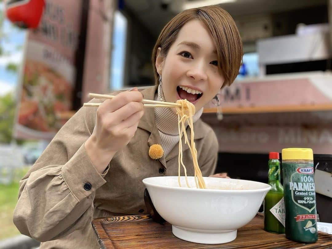 酒井瞳さんのインスタグラム写真 - (酒井瞳Instagram)「#塩ラーメン で有名な #麺処みなみ さん 塩ラーメンはあっさりサラッと食べれるからお酒を楽しんだ〆によく宮崎県民は行ってるらしいよ🤣👏笑 私は今回はその一番人気の塩ラーメンのアレンジバージョンの塩トマトラーメンをいただきました😳💕　あっさりしてると思いきや、トッピングのチーズをかけたらイタリアンなラーメンに変身😳😳 二刀流の味を楽しませてもらいました‼️ ランチでラーメンとパスタ食べたいってなった時ここだと二つ分味わえる🤤✨  #よかばん #宮崎 #キッチンカー #kitchencar #ラーメン #いただきます #ごちそうさまでした #美味しい #うまミヤザキ #幸せ #温まる #食べるの大好き #止まらない食欲 #もぐもぐタイム」11月24日 20時37分 - s.sakaihitomi