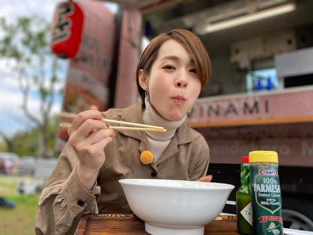 酒井瞳さんのインスタグラム写真 - (酒井瞳Instagram)「#塩ラーメン で有名な #麺処みなみ さん 塩ラーメンはあっさりサラッと食べれるからお酒を楽しんだ〆によく宮崎県民は行ってるらしいよ🤣👏笑 私は今回はその一番人気の塩ラーメンのアレンジバージョンの塩トマトラーメンをいただきました😳💕　あっさりしてると思いきや、トッピングのチーズをかけたらイタリアンなラーメンに変身😳😳 二刀流の味を楽しませてもらいました‼️ ランチでラーメンとパスタ食べたいってなった時ここだと二つ分味わえる🤤✨  #よかばん #宮崎 #キッチンカー #kitchencar #ラーメン #いただきます #ごちそうさまでした #美味しい #うまミヤザキ #幸せ #温まる #食べるの大好き #止まらない食欲 #もぐもぐタイム」11月24日 20時37分 - s.sakaihitomi