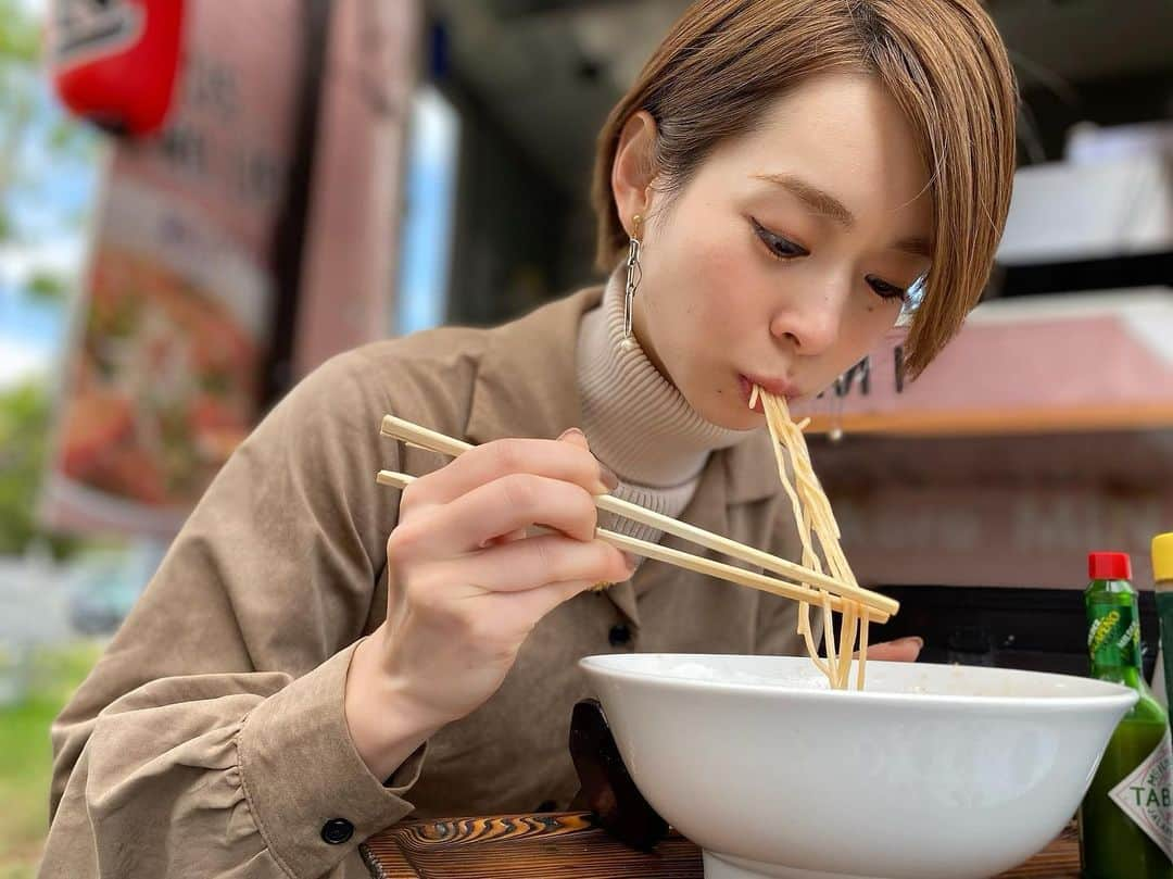 酒井瞳さんのインスタグラム写真 - (酒井瞳Instagram)「#塩ラーメン で有名な #麺処みなみ さん 塩ラーメンはあっさりサラッと食べれるからお酒を楽しんだ〆によく宮崎県民は行ってるらしいよ🤣👏笑 私は今回はその一番人気の塩ラーメンのアレンジバージョンの塩トマトラーメンをいただきました😳💕　あっさりしてると思いきや、トッピングのチーズをかけたらイタリアンなラーメンに変身😳😳 二刀流の味を楽しませてもらいました‼️ ランチでラーメンとパスタ食べたいってなった時ここだと二つ分味わえる🤤✨  #よかばん #宮崎 #キッチンカー #kitchencar #ラーメン #いただきます #ごちそうさまでした #美味しい #うまミヤザキ #幸せ #温まる #食べるの大好き #止まらない食欲 #もぐもぐタイム」11月24日 20時37分 - s.sakaihitomi