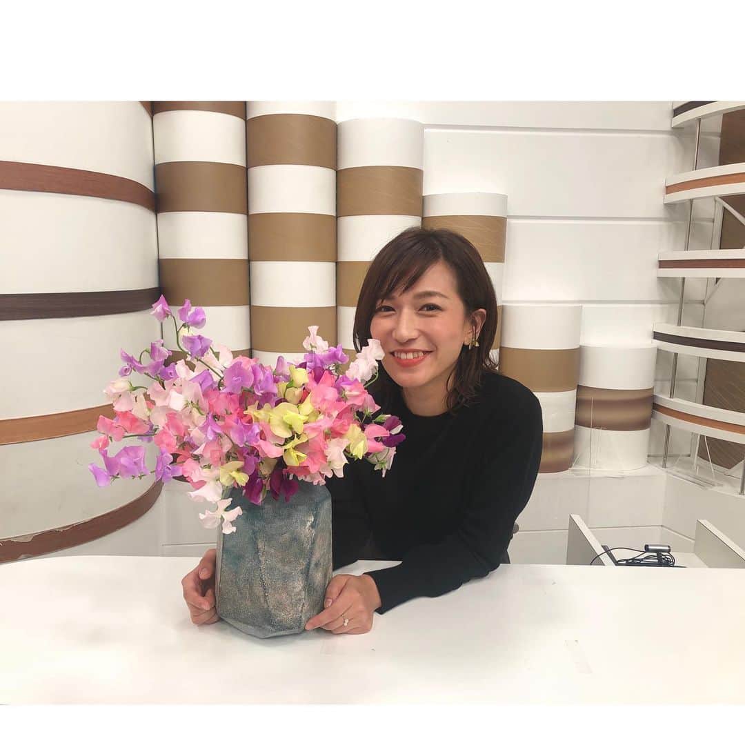 武田華奈さんのインスタグラム写真 - (武田華奈Instagram)「. 今日は収穫真っ最中のスイートピーをご紹介𓆸𓆸するつもりが、 このところあまりお花にとって良い天気ではなかったようで花がほとんどできていないとのこと。 . 予定を変えられそうになくどうしようかと思っていたところ、お花屋さんの友達が色々なところにかけ合ってくれて無事にスタジオに豪華なスイートピーを飾ることができました。 しかもこんなに素敵に生けてくれました。さすがプロ👏💐 日南の農家さんのもので市場には出せないお花とのことでしたが信じられません、本当に綺麗です𓂃𓁙𓁙𓁙♡ . 生産者のみなさんに感謝して眺めたいと思います。 #blessyou #スイートピー #umk #コレ旬」11月24日 20時38分 - kana_takeda.19