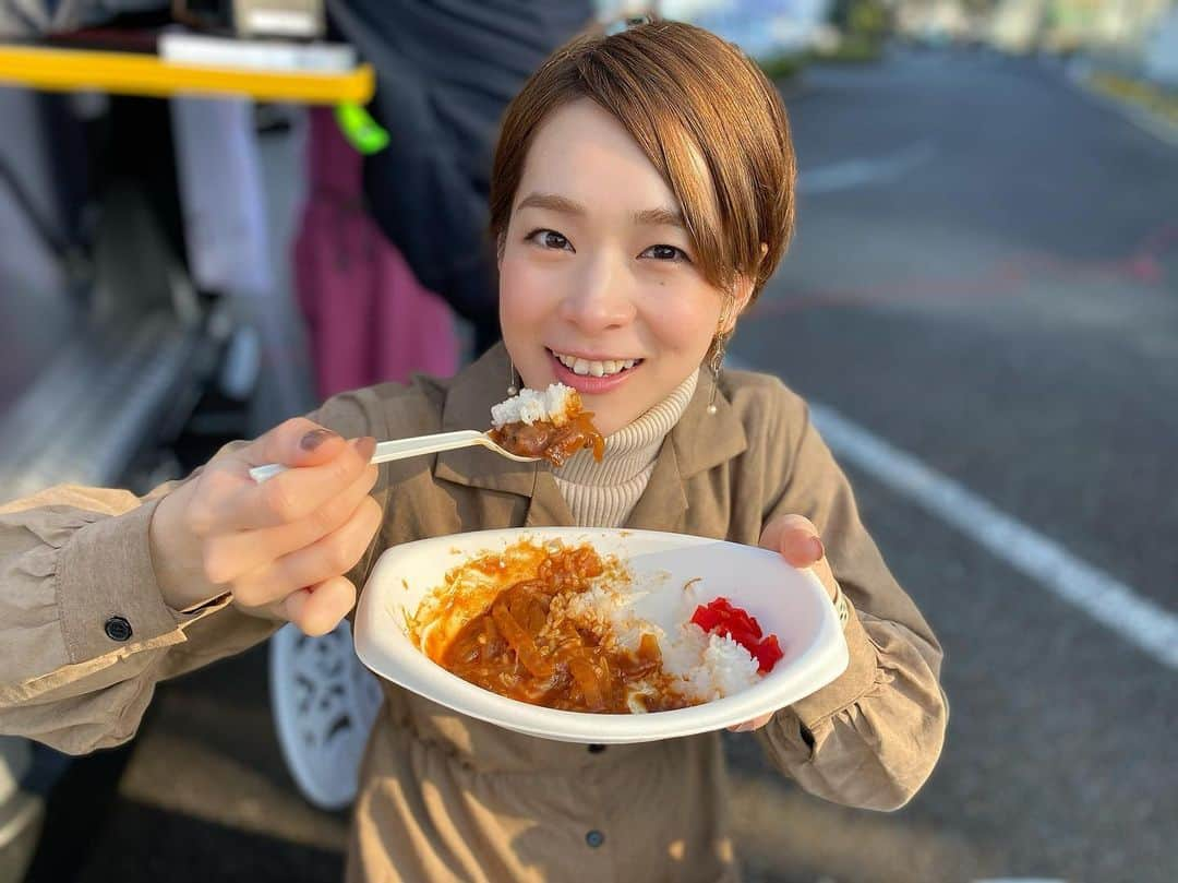 酒井瞳さんのインスタグラム写真 - (酒井瞳Instagram)「老舗旅館の味まで移動販売車で味わえるとは😳‼️‼️‼️‼️  #小戸荘 復刻ハヤシライス❤️ 昔から愛され続けた味を令和バージョンにまた新しい愛情を注がれた一品でした🥺✨‼️ 野菜と果物をとろとろになるまで煮詰めた甘くて、コク深いルーはご飯との相性抜群🙏‼️‼️ 玉ねぎの存在感とまさかの宮崎牛の存在に心掴まれた😫💕 この金額でしかも老舗の味がキッチンカーで味わえるの嬉しすぎる🥺🥺🙌 ここだけの話２杯食べちゃいました😂笑  #よかばん #宮崎 #キッチンカー #kitchencar #ハヤシライス #復刻 #いただきます #ごちそうさまでした #美味しい #幸せ #うまミヤザキ #食べるの大好き #止まらない食欲 #もぐもぐタイム」11月24日 20時38分 - s.sakaihitomi