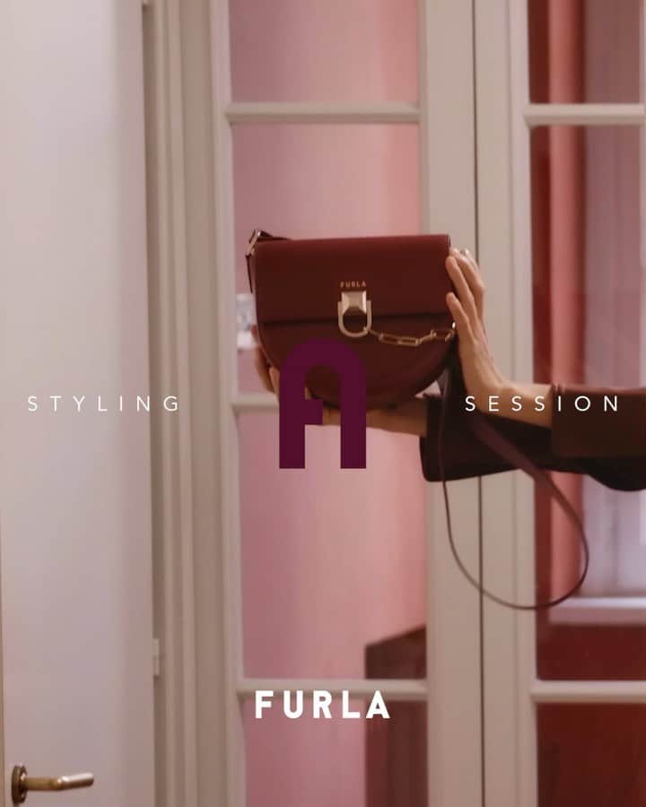 フルラのインスタグラム：「A styling session featuring @chiarascelsi and the new Furla Miss Mimì. Which one is your fave?  #thefurlasociety #furlafeeling #furlagift�#newcollection #furla #accessories #fashion」