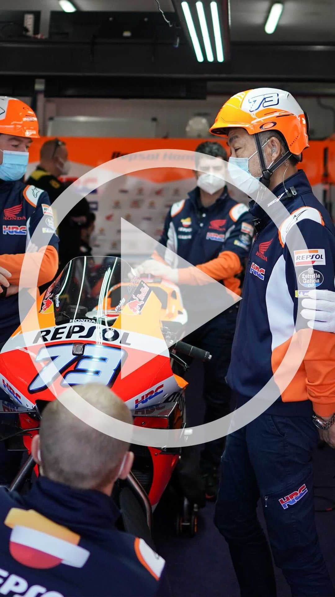 レプソル・ホンダのインスタグラム：「We would just like to say thank you to everyone who has made this season a reality: the organizers, our sponsors and partners, all of our team members and everyone at home who played their part in staying safe.  The smiles remain behind the masks.  Thank you.」