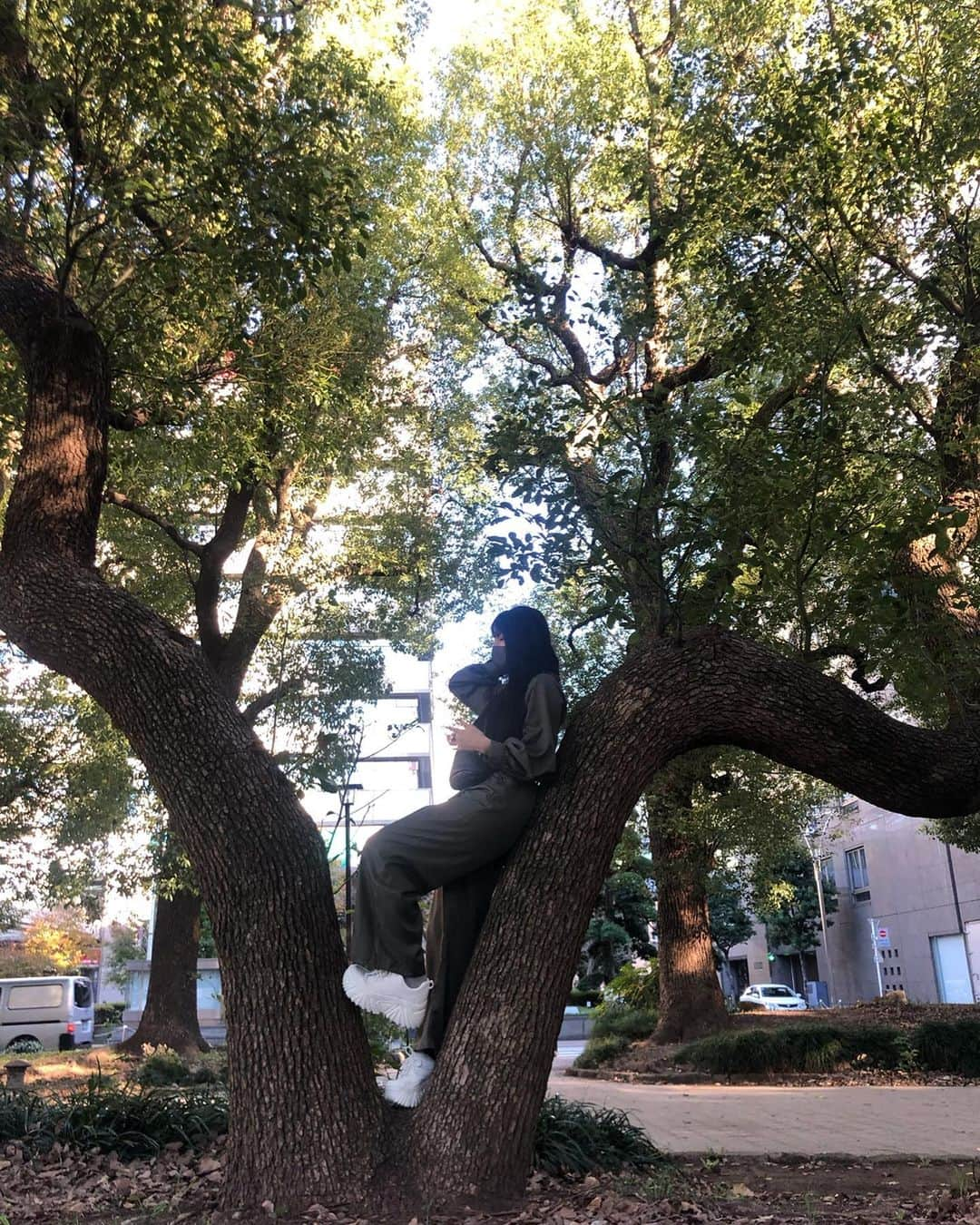 中岡龍子さんのインスタグラム写真 - (中岡龍子Instagram)「.暖かかった日に🍃🍂 自然の中にいると本当にリラックスできるし やっぱりいいね。すき。  あと靴は真っ白だけど 着てた服の色的には完全に溶け込んだ笑 最後の1枚は私を探してね|ω･`)」11月24日 20時41分 - ryoko1792