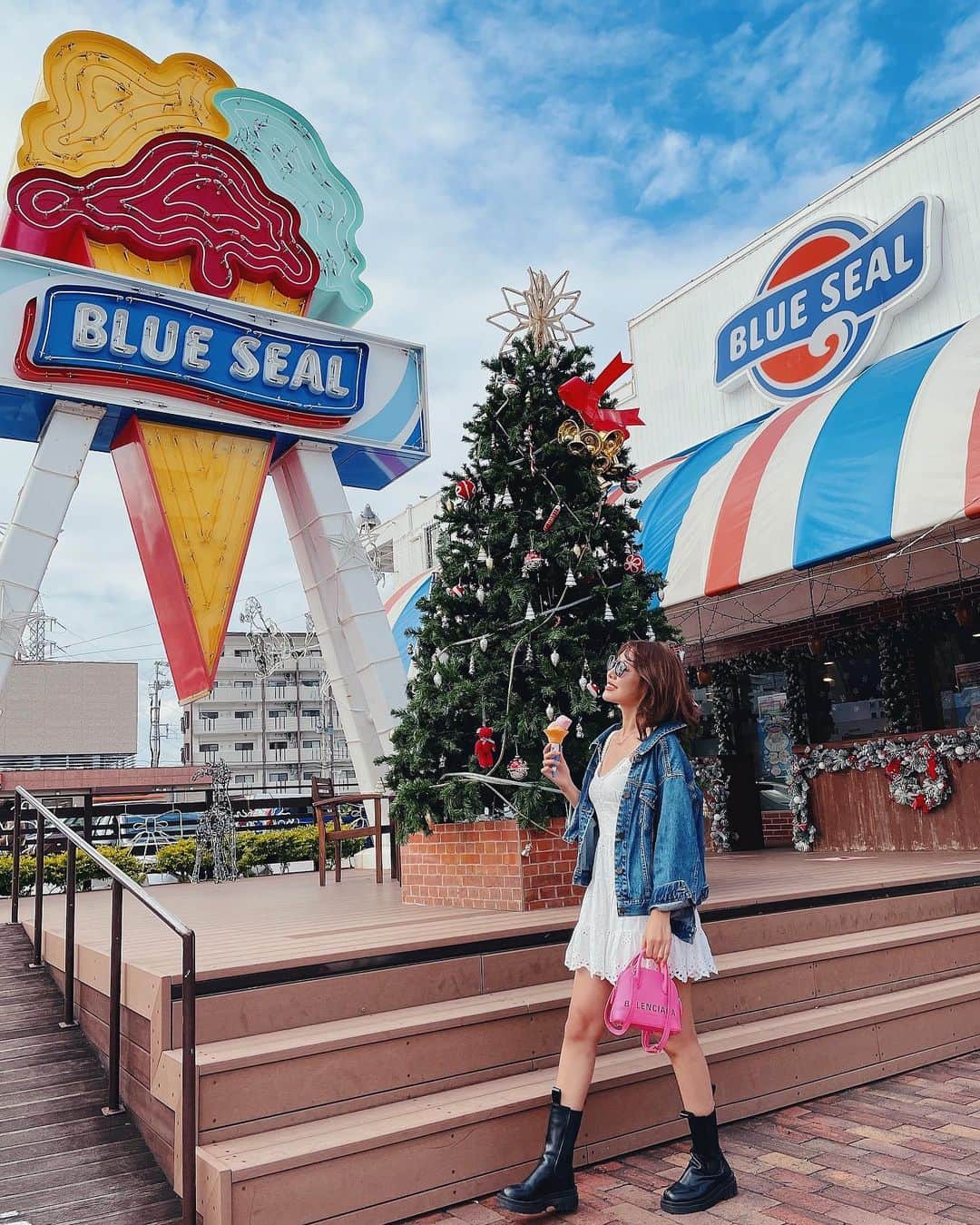 WAKAKOのインスタグラム：「#okinawa 来週からダイエットしよっと👼🏻♥️ . . . 📍#ブルーシール牧港本店 #genic_okinawa#girlswholift#沖縄#恩納村#名護#タビジョ#国内旅行#沖縄旅行#ブルーシール#食べ歩き#沖縄カフェ#今日のコーデ」