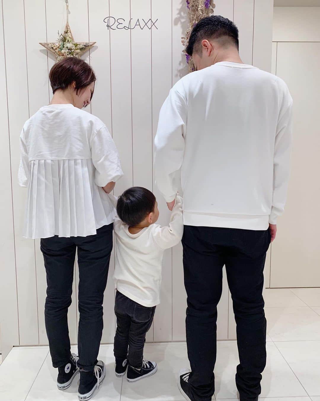 Remiさんのインスタグラム写真 - (RemiInstagram)「family haircut👨🏻🧑🏻👦🏻✂︎ 初めての親子でヘアカット👨‍👩‍👦 表参道の美容室 @relaxx_hair_make へ。 息子のセルフカットもそろそろ難しくなってきて、せっかくなら親子で通える美容院を探していたところ、@kuro_risa に紹介してもらって行ってきました✨  アットホームな美容室で、店長の遠山さん @yuyatoyama もお子さんのいらっしゃるパパということで、息子にも気さくに優しく接してくださいました👦🏻♪ タブレット見放題でおもちゃもあり、個室ではオムツ替えや授乳もできる、子連れフレンドリーな美容院でとっても快適でした✨ そして、見学していた👨🏻も急遽カットをお願いすることに！ 10年以上美容院を変えなかったこだわりの強い夫も大満足の仕上がりだったようです☺️  私も思い切って襟足までバッサリお願いしました！(3枚目はbefore) 新しいヘアスタイルについては次の投稿で💓  サロンはベビーカーもOKなので、👶🏻はずっと良い子にねんね💤娘の美容院デビューは…2年後くらいかな😅笑  この日のリンクコーデは2枚目にタグ付けしています🏷  #親子カット #relaxx #表参道美容室 #子供連れokサロン #子連れ美容室 #子連れ美容室 #キッズカット #メンズカット #美容室 #ショートヘア #リンクコーデ #親子コーデ #親子リンクコーデ」11月24日 20時43分 - remi_912