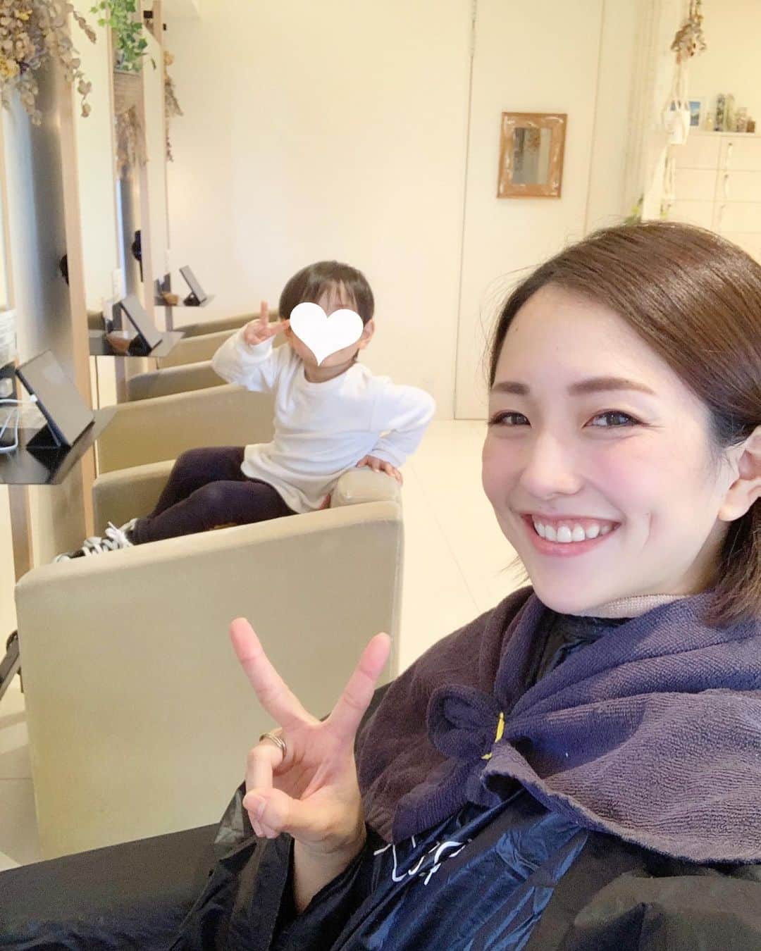 Remiさんのインスタグラム写真 - (RemiInstagram)「family haircut👨🏻🧑🏻👦🏻✂︎ 初めての親子でヘアカット👨‍👩‍👦 表参道の美容室 @relaxx_hair_make へ。 息子のセルフカットもそろそろ難しくなってきて、せっかくなら親子で通える美容院を探していたところ、@kuro_risa に紹介してもらって行ってきました✨  アットホームな美容室で、店長の遠山さん @yuyatoyama もお子さんのいらっしゃるパパということで、息子にも気さくに優しく接してくださいました👦🏻♪ タブレット見放題でおもちゃもあり、個室ではオムツ替えや授乳もできる、子連れフレンドリーな美容院でとっても快適でした✨ そして、見学していた👨🏻も急遽カットをお願いすることに！ 10年以上美容院を変えなかったこだわりの強い夫も大満足の仕上がりだったようです☺️  私も思い切って襟足までバッサリお願いしました！(3枚目はbefore) 新しいヘアスタイルについては次の投稿で💓  サロンはベビーカーもOKなので、👶🏻はずっと良い子にねんね💤娘の美容院デビューは…2年後くらいかな😅笑  この日のリンクコーデは2枚目にタグ付けしています🏷  #親子カット #relaxx #表参道美容室 #子供連れokサロン #子連れ美容室 #子連れ美容室 #キッズカット #メンズカット #美容室 #ショートヘア #リンクコーデ #親子コーデ #親子リンクコーデ」11月24日 20時43分 - remi_912