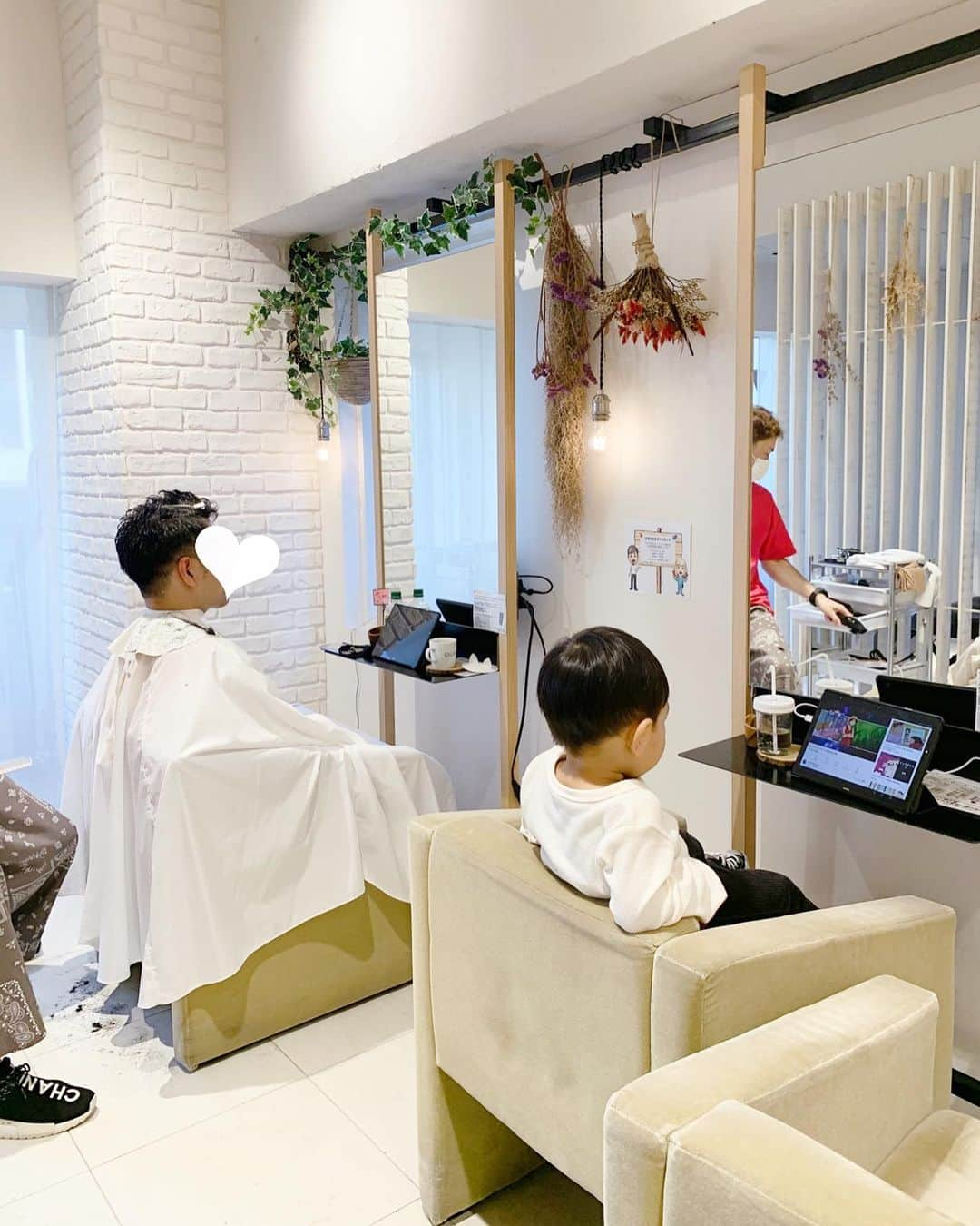 Remiさんのインスタグラム写真 - (RemiInstagram)「family haircut👨🏻🧑🏻👦🏻✂︎ 初めての親子でヘアカット👨‍👩‍👦 表参道の美容室 @relaxx_hair_make へ。 息子のセルフカットもそろそろ難しくなってきて、せっかくなら親子で通える美容院を探していたところ、@kuro_risa に紹介してもらって行ってきました✨  アットホームな美容室で、店長の遠山さん @yuyatoyama もお子さんのいらっしゃるパパということで、息子にも気さくに優しく接してくださいました👦🏻♪ タブレット見放題でおもちゃもあり、個室ではオムツ替えや授乳もできる、子連れフレンドリーな美容院でとっても快適でした✨ そして、見学していた👨🏻も急遽カットをお願いすることに！ 10年以上美容院を変えなかったこだわりの強い夫も大満足の仕上がりだったようです☺️  私も思い切って襟足までバッサリお願いしました！(3枚目はbefore) 新しいヘアスタイルについては次の投稿で💓  サロンはベビーカーもOKなので、👶🏻はずっと良い子にねんね💤娘の美容院デビューは…2年後くらいかな😅笑  この日のリンクコーデは2枚目にタグ付けしています🏷  #親子カット #relaxx #表参道美容室 #子供連れokサロン #子連れ美容室 #子連れ美容室 #キッズカット #メンズカット #美容室 #ショートヘア #リンクコーデ #親子コーデ #親子リンクコーデ」11月24日 20時43分 - remi_912