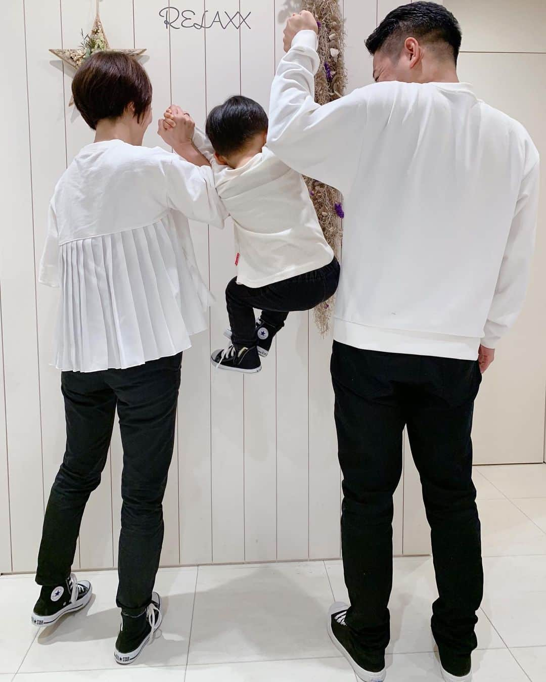 Remiさんのインスタグラム写真 - (RemiInstagram)「family haircut👨🏻🧑🏻👦🏻✂︎ 初めての親子でヘアカット👨‍👩‍👦 表参道の美容室 @relaxx_hair_make へ。 息子のセルフカットもそろそろ難しくなってきて、せっかくなら親子で通える美容院を探していたところ、@kuro_risa に紹介してもらって行ってきました✨  アットホームな美容室で、店長の遠山さん @yuyatoyama もお子さんのいらっしゃるパパということで、息子にも気さくに優しく接してくださいました👦🏻♪ タブレット見放題でおもちゃもあり、個室ではオムツ替えや授乳もできる、子連れフレンドリーな美容院でとっても快適でした✨ そして、見学していた👨🏻も急遽カットをお願いすることに！ 10年以上美容院を変えなかったこだわりの強い夫も大満足の仕上がりだったようです☺️  私も思い切って襟足までバッサリお願いしました！(3枚目はbefore) 新しいヘアスタイルについては次の投稿で💓  サロンはベビーカーもOKなので、👶🏻はずっと良い子にねんね💤娘の美容院デビューは…2年後くらいかな😅笑  この日のリンクコーデは2枚目にタグ付けしています🏷  #親子カット #relaxx #表参道美容室 #子供連れokサロン #子連れ美容室 #子連れ美容室 #キッズカット #メンズカット #美容室 #ショートヘア #リンクコーデ #親子コーデ #親子リンクコーデ」11月24日 20時43分 - remi_912