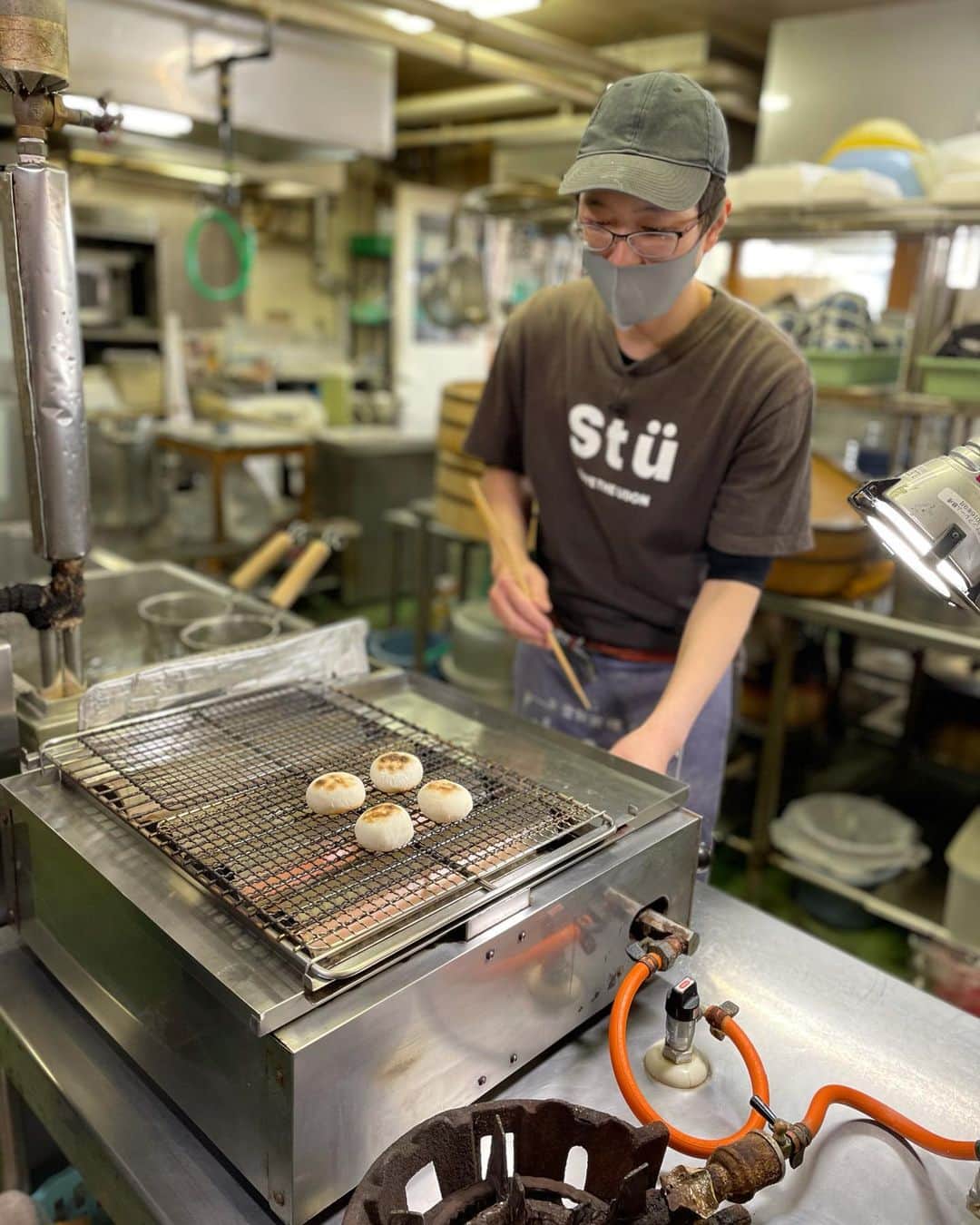 梶剛のインスタグラム：「『本場かなくま餅　福田』の4代目。 白味噌アン雑煮うどんの餅はこうやって焼かれている。 #香川県 #讃岐うどん」