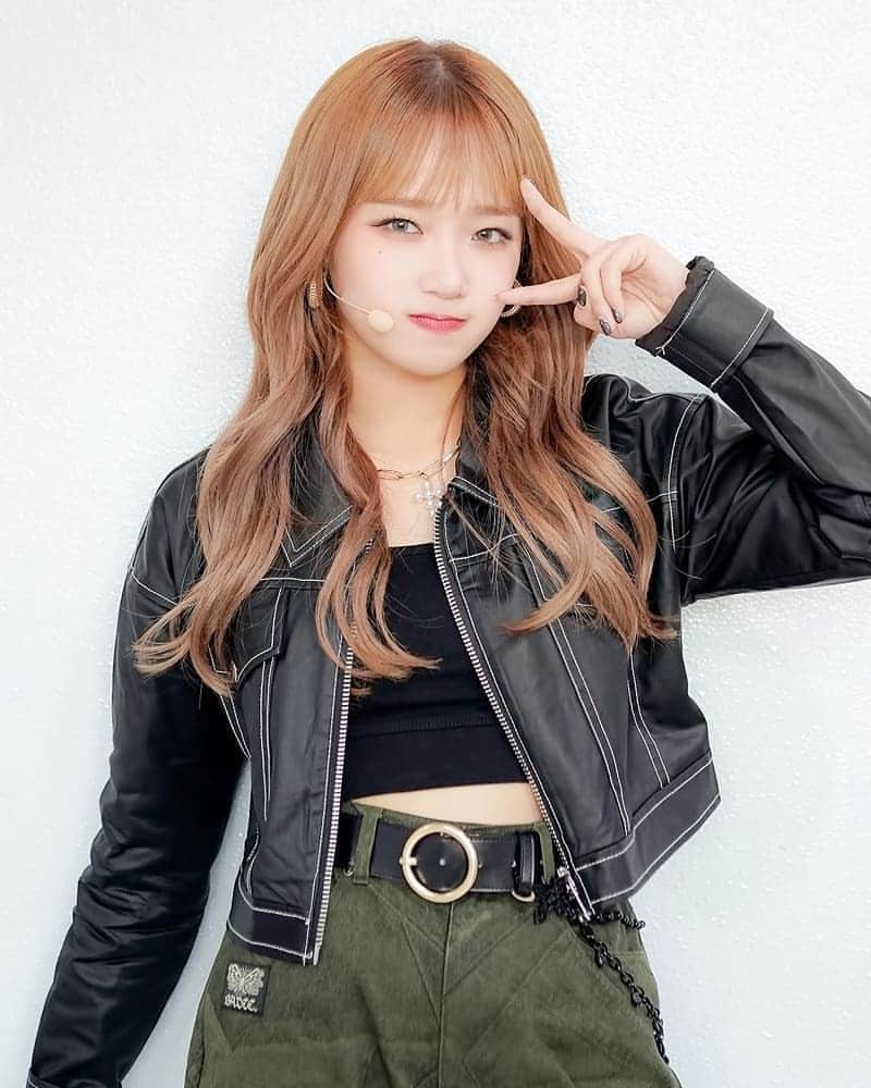 チェ・ユジョンのインスタグラム：「201124 YOOJUNG - Weki Meki 3rd Week Waiting Room Behind  #유정 🌻  #위키미키 #WEKIMEKI #CHOIYOOJUNG #최유정 #YOOJUNG」