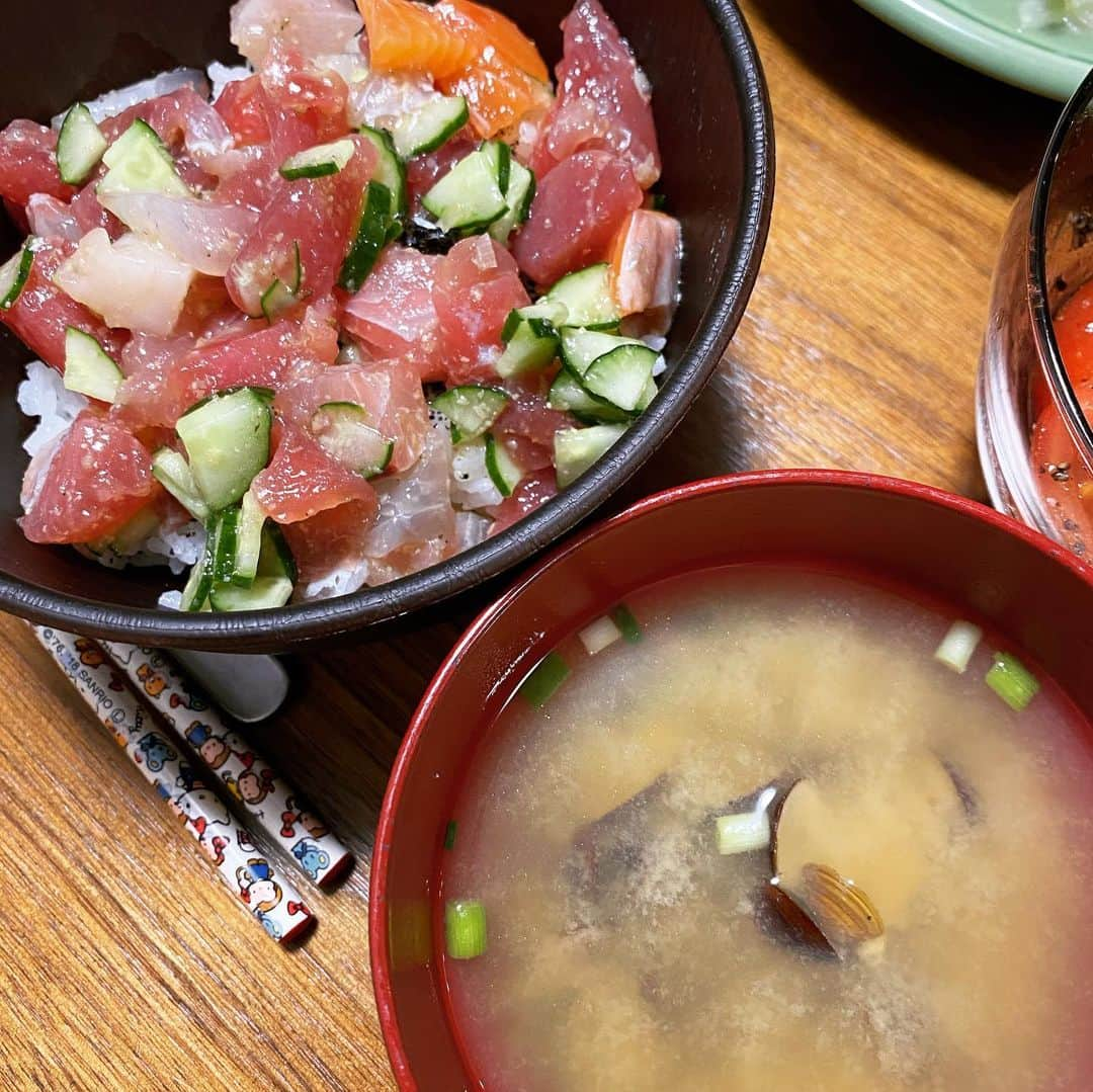 西山茉希さんのインスタグラム写真 - (西山茉希Instagram)「#西山食堂 #3人に戻った夜  万能ダシドレ開発中。 只今サンプルお試し中。  #ダシドレde海鮮丼 #映えないしじみネギ汁 #トマトdeネギ塩ダレ和え #大人ダシドレde豚野菜炒め #母さんのカツオ #俺流茶碗蒸し #残りモノde一皿 #炊きたて新潟白米を酢飯と化す夜  白ゴマだと食べるのに、 黒ゴマに警戒するチビーズ。  #一緒だよ #セサミンだよ #味しないよ  やっぱり白ゴマを買おう。 確かに突然黒買ってみたのはオカン。 学びました。  #🙏 #あとは🍊食べ放題 #完」11月24日 20時53分 - maki.nshiyama50