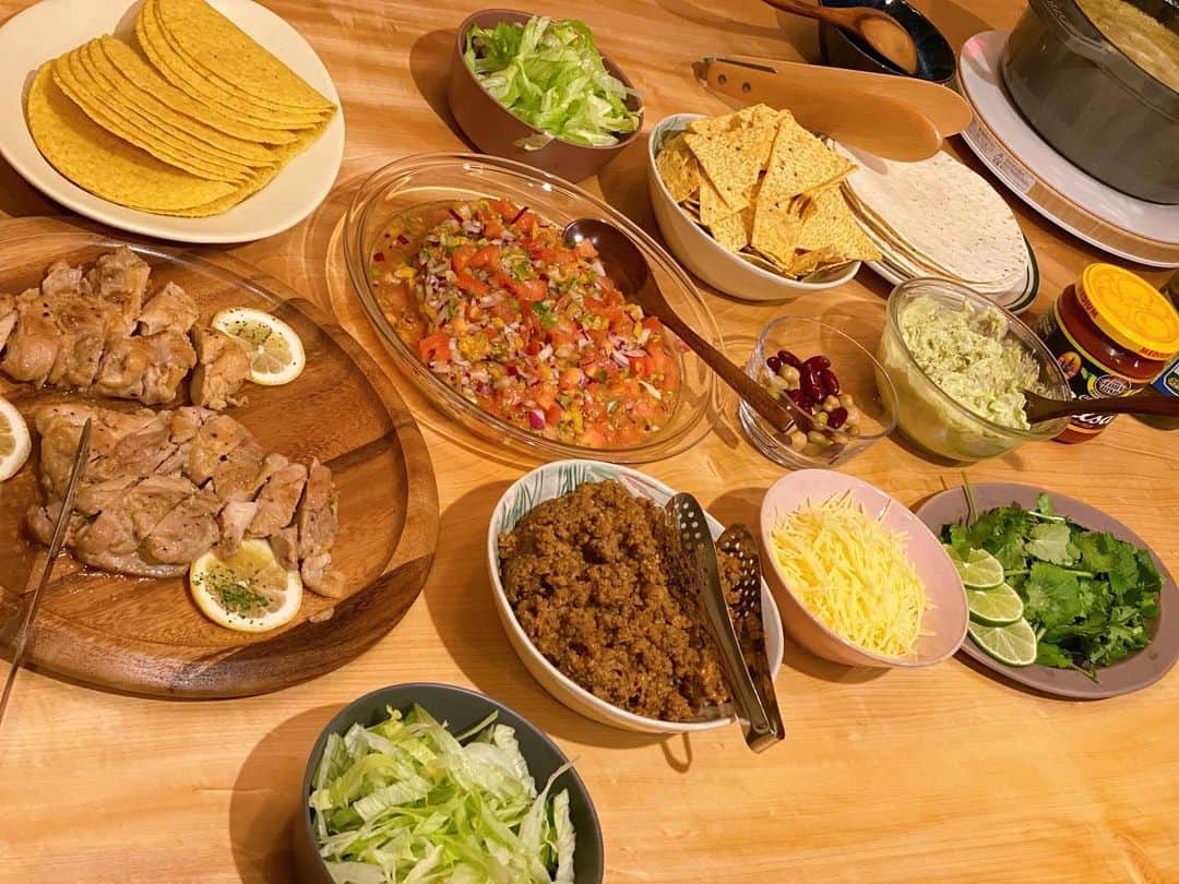 近藤千尋のインスタグラム：「今日は仲間達とお家でタコス🌮🏠 あとはグリーンカレーを作りました🍛💜 皆美味しい美味しい言ってくれて 幸せな夜でした🌠❤️🙏 ちょっと早いお誕生日🎂ケーキも ありがとう〜🥺❤️❤️❤️ 来月、お誕生日なんですよ。笑 (アピール)😂😂😂」