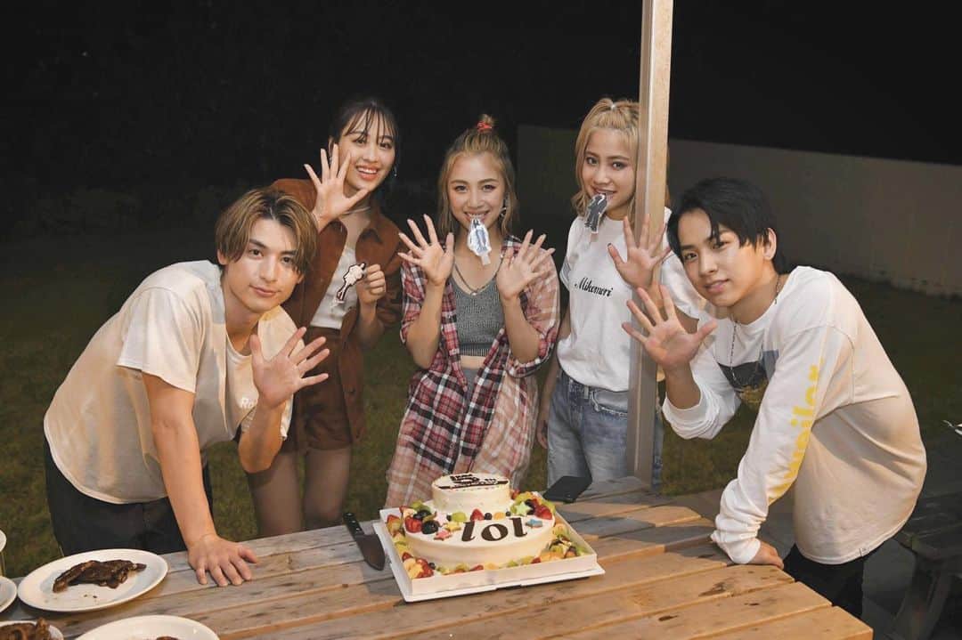 honoka のインスタグラム：「lol -ｴﾙｵｰｴﾙ- 1st 写真集　 「laugh out loud」発売日でした🙋🏻‍♀️✨  ６ヶ月連続発売も これで終わりと思うと寂しいな😢 ほんまにあっという間でした。  沖縄撮影楽しかったぁ〜☺️🌴」
