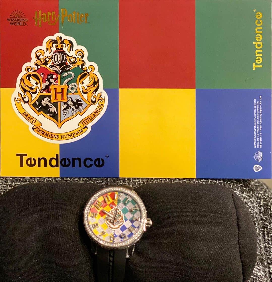 のインスタグラム：「Harry Potter Collection Tendenceがハリー・ポッターと初コラボ。 映画の名場面を思い起こさせる3種のコレクション。  ホグワーツ モデル　TY930069 ハリー・ポッターが所属するグリフィンドールと、スリザリン、ハッフルパフ、レイブンクローの4つの寮からなるホグワーツ魔法魔術学校。それぞれのエンブレムカラーを文字盤全体に施し、文字盤の中央にはホグワーツのエンブレムを描きました。ベゼルにはスワロフスキーⓇ・クリスタルをふんだんにあしらい、高級感ある仕上がりに。 ケース径41mm/カレンダー機能/10気圧防水/スワロフスキーⓇ・クリスタル  #テンデンス  #ハリーポッター  #ハリポタ #ホグワーツ #グリフィンドール #ハッフルパフ #スリザリン #レイブンクロー」