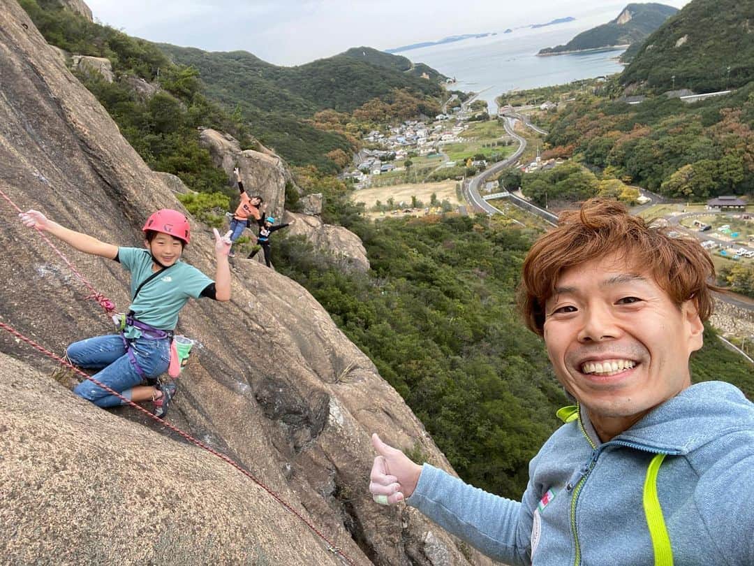 伊東秀和さんのインスタグラム写真 - (伊東秀和Instagram)「瀬戸内JAM🌈Day2 小豆島✨  朝1番からパラパラと岩が欠ける渋いスラブの11bから始まり💥その後も長くて楽しい課題を多めにみんなで楽しんでもらいました🌟 ご飯の後の温泉も最高♨️ @raffinee_orientalbio @cowsoapcp @mammut_japan @camp1889 #小豆島 #吉田の岩場 #クライミング #climbing #goprohero7 #久しぶりのgopro #瀬戸内 #瀬戸内jam2020 #オリーブ温泉」11月24日 21時05分 - hide9a2019