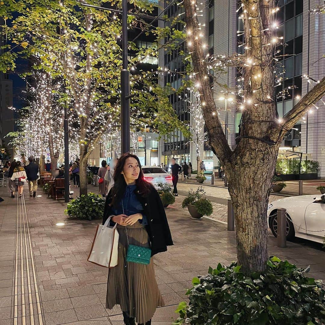 小祝麻里亜のインスタグラム：「11月ももう下旬！今年も残るところ約一ヶ月ですね🎄✨✨  年末に向けて色々準備していかないと😊🧣🧶  それにしても、夜でも明るく撮れるから、スマホ変えられて良かった✨  ． ． ．＿＿＿＿＿＿＿＿ #outfit #coordinate #look #instafashion #셀스타그램 #얼스타그램 #코디 #스타일링 #데일리 #데일리룩 #오오티디 #가을코디 #イルミネーション #158cmコーデ」