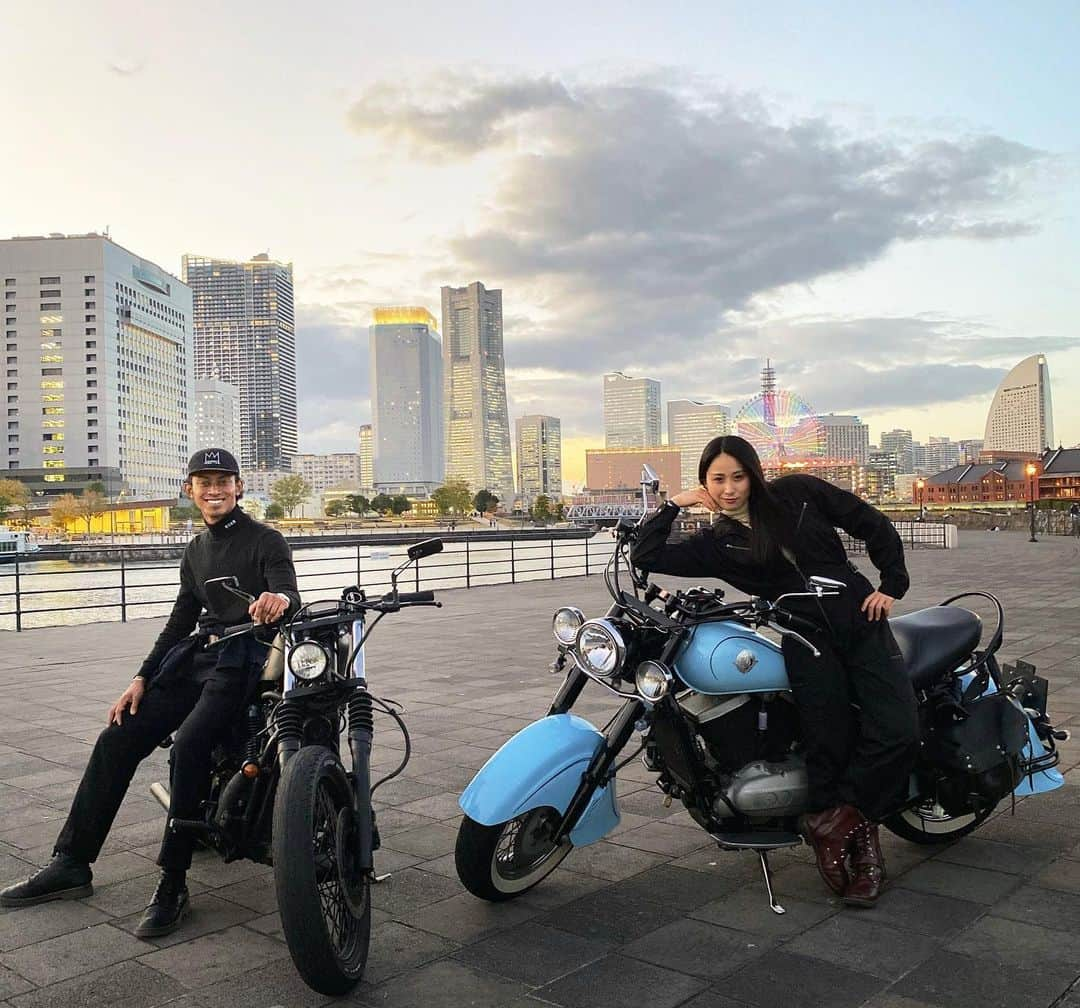 宇田恵菜さんのインスタグラム写真 - (宇田恵菜Instagram)「short touring with lovely bro @moctarrrrr 😎✨ もっくんバイク買ったので、しかもご近所さんなので、ゆるーっと流しでお昼から横浜ツーリング🏍 のんびり話して、走ってとーっても有意義な時間でした💓 やはり愛あるもっくんは最高です☺️ #このままバイク雑誌の表紙ならんかな ------------------------ #motorbike #motorcycle #drifter #vulcan #mybike #ridding #womanrider #vulcandrifter #kawasaki #rider #バイク #バルカン #ドリフター #イザベラ #女性ライダー #バイカー #マイバイク  #kawasakivulcan #kawasakigirl #バルカンドリフター  #えなイズム #ソロツーリング #恵菜バイク #バイク女子 #カワサキ女子 #バイク好き #つなぎコーデ #恵菜コーデ　#宇田恵菜」11月24日 21時02分 - ena2727