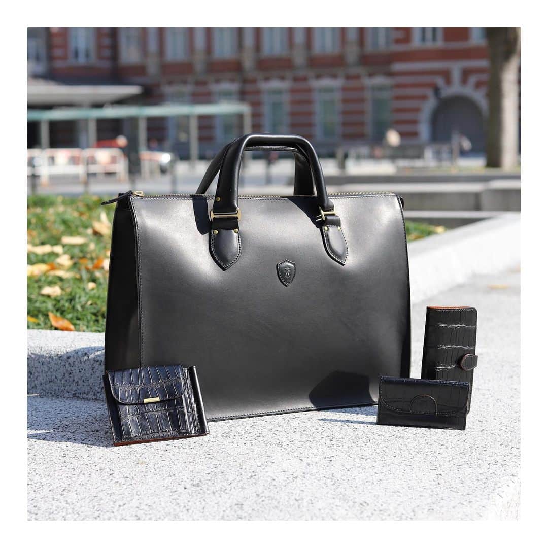 Felisi Japan 〔フェリージ〕さんのインスタグラム写真 - (Felisi Japan 〔フェリージ〕Instagram)「【Felisi Leather Business Bag】 . エグゼクティブな印象を放つブラックのレザーブリーフ。 シックなカラーは、あなたのストイックなイメージを引き立てます。 . . ■Bag Model No. 1839/A Price：¥121,000 . ■Wallet Model No. 915/2/SA Price：¥31,900 . ■Card Case Model No. 1014/SA Price：¥26,400 . ■Smart Phone Case Model No. 1030/SA Price：¥31,900 . . 11月25日（水）までの期間、 FIGOメンバーズカードのポイントが5倍になる 「FIGOメンバーズカード5倍ポイントキャンペーン」を開催しております。 通常3％のポイント還元が、期間中は15％還元となる 大変お得な機会に、是非フェリージをご利用くださいませ。 . . . #felisi #felisiselection #businesbag #briefcase #totebag #leatherbag #madeinitaly #フェリージ #フェリージセレクション #ビジネスバッグ #レザーバッグ #バケッタレザー #トートバッグ #レザーブリーフ #レザートート #バッグ #仕事鞄 #鞄」11月24日 21時03分 - felisi_japan