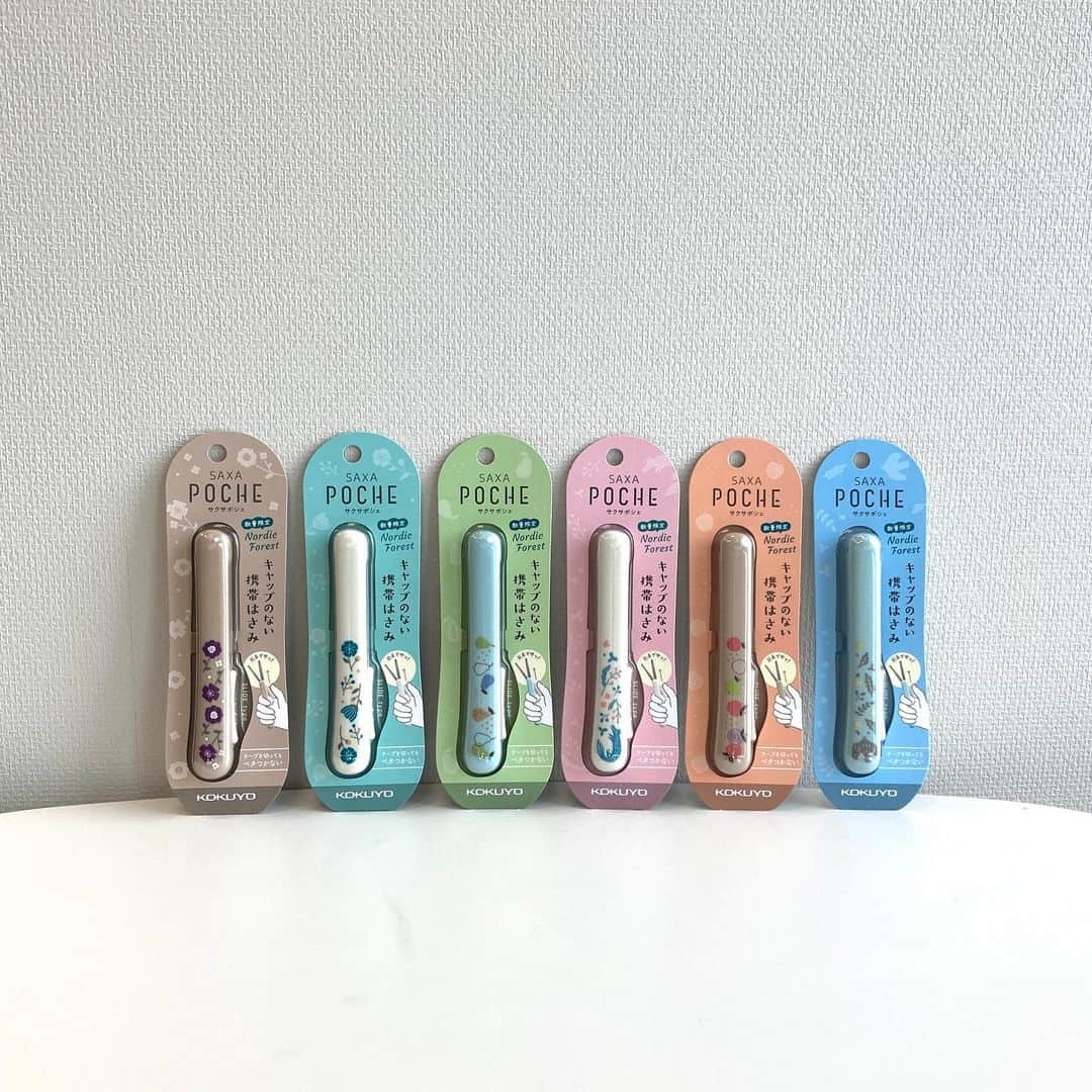 コクヨのぶんぐさんのインスタグラム写真 - (コクヨのぶんぐInstagram)「大変お待たせいたしました！﻿ 今週は文具女子博商品特集いきますよ😇﻿ ﻿ まずはこちら﻿ \\\#サクサポシェ 北欧テイストの限定デザイン///﻿ ﻿ ＜どんな商品？＞﻿ コンパクトでキャップレスなスライド式携帯ハサミ﻿ ﻿ ＜特長＞﻿ ・片手でさっと切り始められ、キャップを紛失する心配もありません！﻿ ・刃の内側にのりがつきにくい「3Dグルーレス構造刃」！﻿ ﻿ ＜こんな方におすすめ！＞  ﻿ ペンケースにハサミを1本入れておきたいけど、かさばるのは嫌だなあという方、﻿ 頻度は高くないけど、糸のほつれなどなど何かと使うからハサミを携帯しておきたい方！﻿ キャップもいらずにスリムなサクサポシェがおススメです。﻿ ﻿ 今回の、「ノルディックフォレスト」をコンセプトにした北欧テイストデザインは数量限定なのでお見逃しなく～～！﻿ 商品名も、ストーリーが込められていて可愛いので是非みてみてください。﻿ ﻿ また、文具女子博のチケットは当日券はございません！﻿ 詳細は公式の情報をご確認ください！　@bungujoshi ﻿ （この状況なので、どうぞご無理はなさらず…🙏🙏🙏）﻿ ﻿ ---﻿ ﻿ 文具女子博情報﻿ ﻿ 開催日時：2020年11月27日(金)～29日(日)﻿ 会場：東京流通センター　第一展示場A～Dホール／第ニ展示場Fホール﻿ （東京都大田区平和島6-1-1）﻿ 入場料：690円（税込・発券手数料別）﻿ ﻿ ※事前に入場チケットの購入が必要です。﻿ ※会場での当日券の販売はございません。  ﻿ ﻿ ﻿ ---﻿ ﻿ 商品情報﻿ サクサポシェ　ノルディックフォレスト﻿ ﻿ ■柄のラインアップ﻿ ・小鳥のさんぽ﻿ ・プラム色の押し花﻿ ・りんごの恵み﻿ ・オオカミのまどろみ﻿ ・花言葉を添えて﻿ ・梨の香りに誘われ  ﻿ ﻿ ■価格：750円﻿ ﻿ ■サイズ：長110×幅18×厚さ12mm （刃渡り寸法42mm）﻿ ■刃タイプ：グルーレス﻿ ﻿ ★発売予定：2020年12月23日（水）﻿ ※2020年11月27日～29日開催の「文具女子博2020」にて先行販売（数量限定）  ﻿ ﻿ #はさみ #ハサミ #携帯ハサミ #携帯はさみ #✂﻿ #文具女子博 #文具女子﻿ #文具沼 #文房具 #文具 #文具好き #文房具マニア #文具好きさんとつながりたい #ステーショナリー #stationery #stationerylove #stationeryaddict #コクヨ #kokuyo #コクヨのぶんぐ」11月24日 21時04分 - kokuyo_st