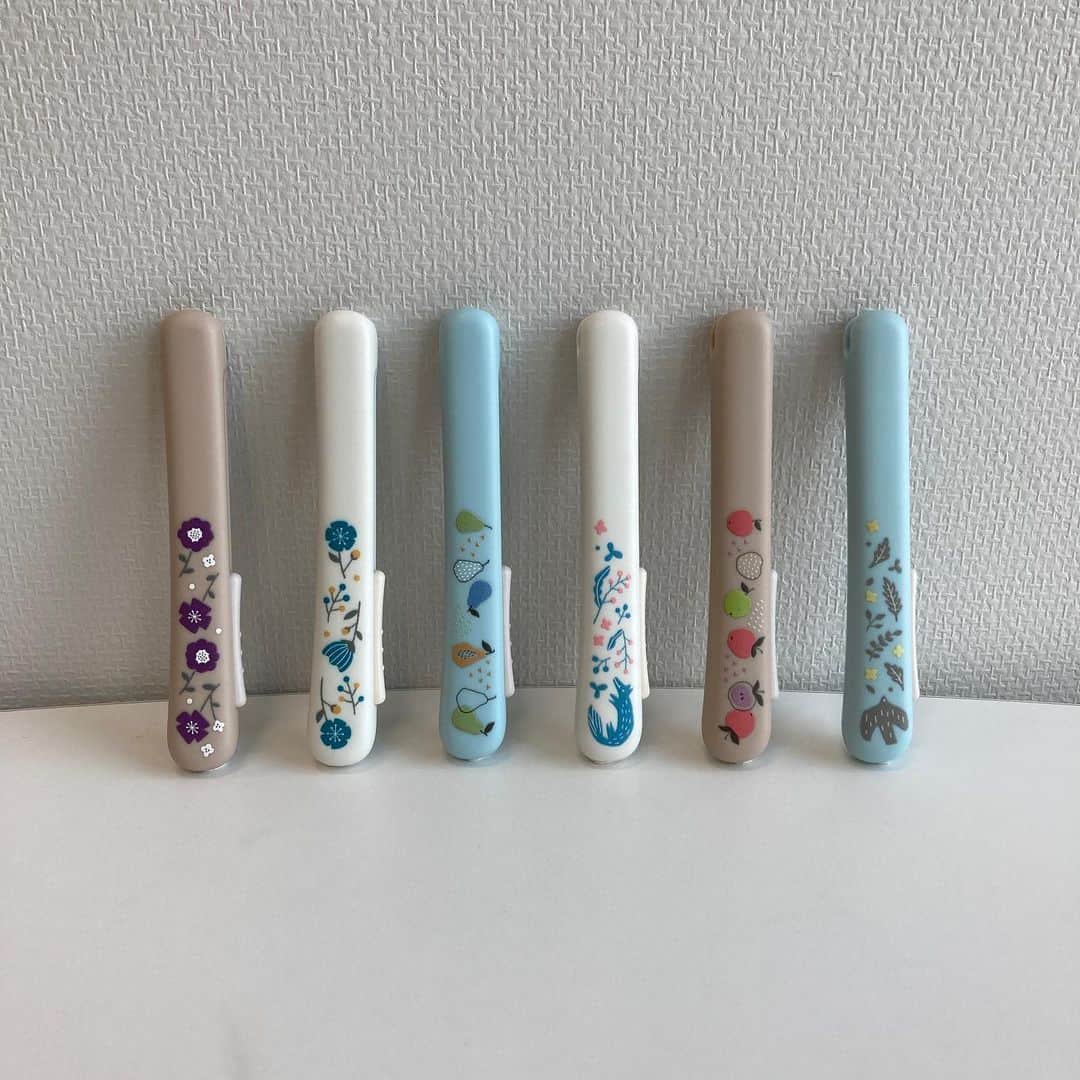 コクヨのぶんぐさんのインスタグラム写真 - (コクヨのぶんぐInstagram)「大変お待たせいたしました！﻿ 今週は文具女子博商品特集いきますよ😇﻿ ﻿ まずはこちら﻿ \\\#サクサポシェ 北欧テイストの限定デザイン///﻿ ﻿ ＜どんな商品？＞﻿ コンパクトでキャップレスなスライド式携帯ハサミ﻿ ﻿ ＜特長＞﻿ ・片手でさっと切り始められ、キャップを紛失する心配もありません！﻿ ・刃の内側にのりがつきにくい「3Dグルーレス構造刃」！﻿ ﻿ ＜こんな方におすすめ！＞  ﻿ ペンケースにハサミを1本入れておきたいけど、かさばるのは嫌だなあという方、﻿ 頻度は高くないけど、糸のほつれなどなど何かと使うからハサミを携帯しておきたい方！﻿ キャップもいらずにスリムなサクサポシェがおススメです。﻿ ﻿ 今回の、「ノルディックフォレスト」をコンセプトにした北欧テイストデザインは数量限定なのでお見逃しなく～～！﻿ 商品名も、ストーリーが込められていて可愛いので是非みてみてください。﻿ ﻿ また、文具女子博のチケットは当日券はございません！﻿ 詳細は公式の情報をご確認ください！　@bungujoshi ﻿ （この状況なので、どうぞご無理はなさらず…🙏🙏🙏）﻿ ﻿ ---﻿ ﻿ 文具女子博情報﻿ ﻿ 開催日時：2020年11月27日(金)～29日(日)﻿ 会場：東京流通センター　第一展示場A～Dホール／第ニ展示場Fホール﻿ （東京都大田区平和島6-1-1）﻿ 入場料：690円（税込・発券手数料別）﻿ ﻿ ※事前に入場チケットの購入が必要です。﻿ ※会場での当日券の販売はございません。  ﻿ ﻿ ﻿ ---﻿ ﻿ 商品情報﻿ サクサポシェ　ノルディックフォレスト﻿ ﻿ ■柄のラインアップ﻿ ・小鳥のさんぽ﻿ ・プラム色の押し花﻿ ・りんごの恵み﻿ ・オオカミのまどろみ﻿ ・花言葉を添えて﻿ ・梨の香りに誘われ  ﻿ ﻿ ■価格：750円﻿ ﻿ ■サイズ：長110×幅18×厚さ12mm （刃渡り寸法42mm）﻿ ■刃タイプ：グルーレス﻿ ﻿ ★発売予定：2020年12月23日（水）﻿ ※2020年11月27日～29日開催の「文具女子博2020」にて先行販売（数量限定）  ﻿ ﻿ #はさみ #ハサミ #携帯ハサミ #携帯はさみ #✂﻿ #文具女子博 #文具女子﻿ #文具沼 #文房具 #文具 #文具好き #文房具マニア #文具好きさんとつながりたい #ステーショナリー #stationery #stationerylove #stationeryaddict #コクヨ #kokuyo #コクヨのぶんぐ」11月24日 21時04分 - kokuyo_st