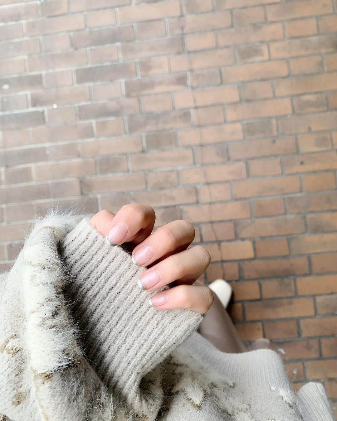 上地雅弥 MURUAのインスタグラム：「時短ネイル💅親指はやらかしました🥶笑 長さ出ししたかったけど、睡魔に勝てなかった🥺 . . #ネイル #セルフネイル #シンプルネイル」